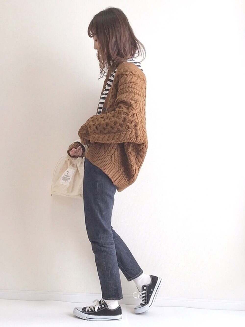 「ケーブルニット、ケーブルカーディガン、アイラブCONVERSE、KBF、zozoデニム、ボーダー、カジュアル、巾着バッグ」｜「ZOZOの中細ボーダー長袖Tシャツ（パターンオーダー）／ホワイト×ブラック[WOMEN]（Tシャツ/カットソー、ホワイト系）」を使った、haru さん（レディース・161cm）の冬コーディネートの1枚目の写真