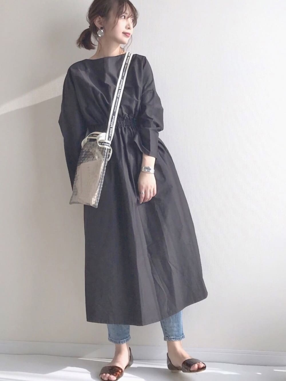 「大人カジュアル、コットンワンピース、ワンピース、黒ワンピ、zozoデニム、サンダル、ビニールバック、dholic」｜「DHOLICのウエストゴムコットンワンピース（ワンピース、ブラック系）」を使った、haru さん（レディース・161cm）の春コーディネートの1枚目の写真