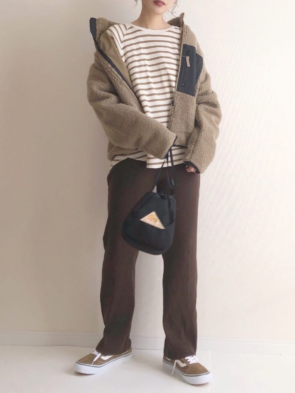 「秋冬コーデ、ボアブルゾン、大人カジュアル、ブラウンコーデ、ボーダー、リブパンツ、VANS、LOWRYS FARM、STARTING OVER、Kastane」｜「Starting Overの防風加工 もこもこボアブルゾン（ブルゾン、ベージュ系）」を使った、haru さん（レディース・161cm）の秋コーディネートの1枚目の写真