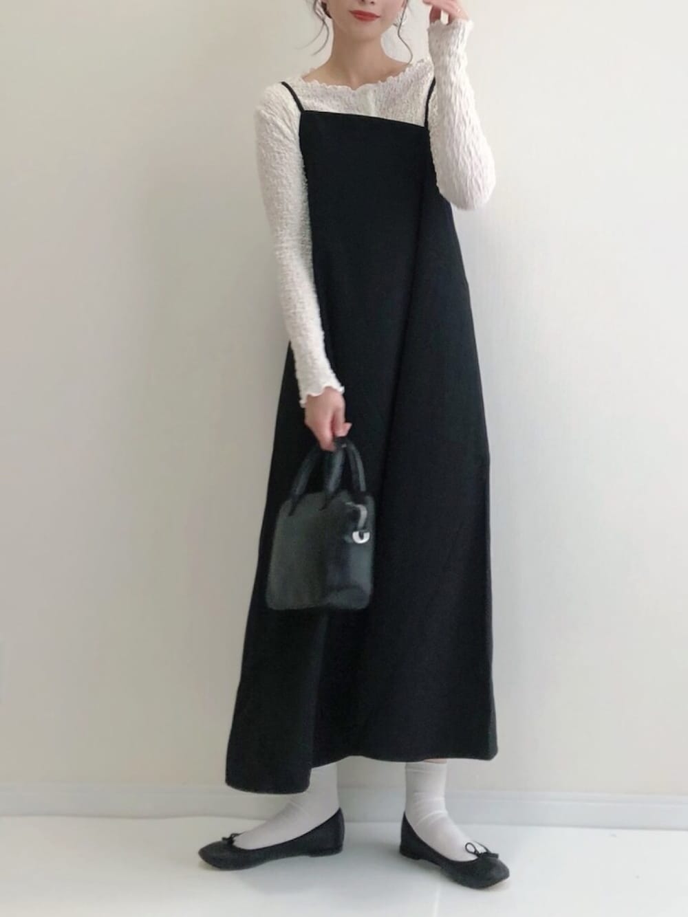 「オトナカジュアル、アシンメトリー、韓国ファッション、モノトーン、バレエシューズ、ボストンバッグ、キャミワンピ、ロングワンピース、白ソックス」｜「croireのpoco cd（カーディガン/ボレロ、ホワイト系）」を使った、haru さん（レディース・161cm）の春コーディネートの1枚目の写真