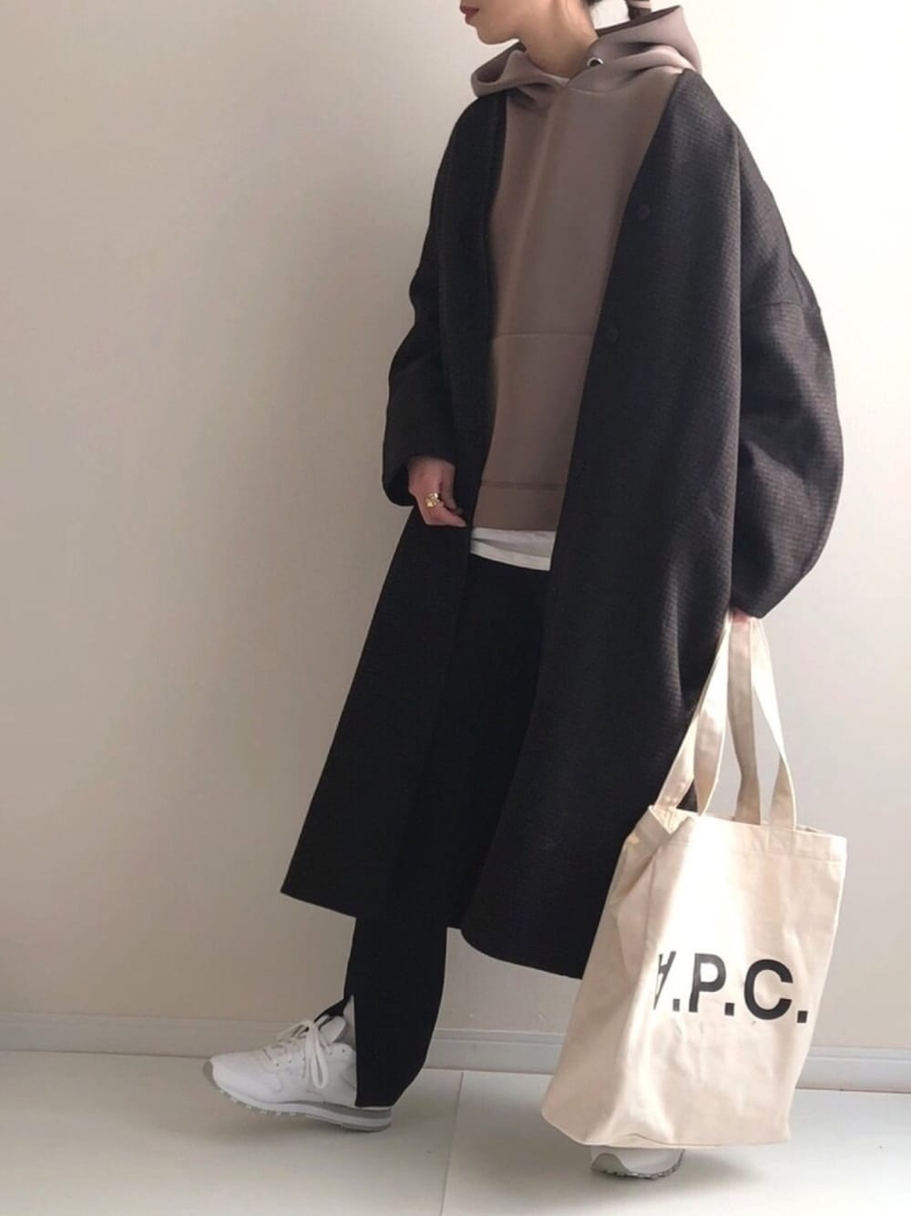 「パーカー、カジュアルコーデ、チェックコート、スニーカー、楽チンコーデ、トートバッグ、rectangle_official、rectangle_code、RECTANGLE」｜「rectangleのスウェットボンディングパーカー（パーカー、ブラウン系）」を使った、haru さん（レディース・162cm）の冬コーディネートの1枚目の写真