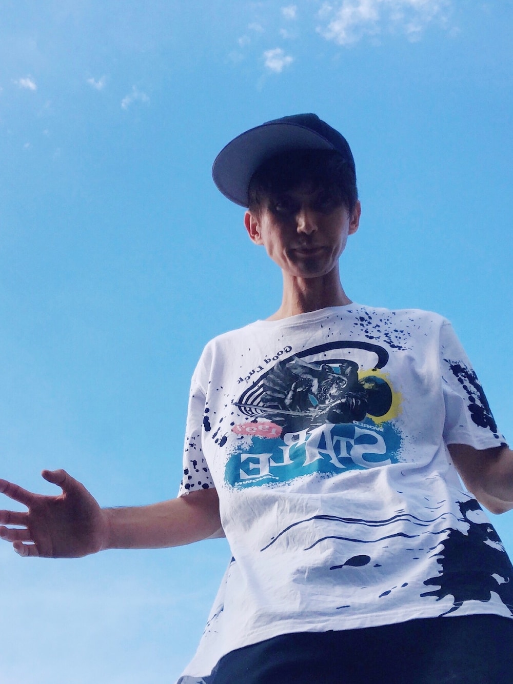 「stapleのアイテム（Tシャツ/カットソー、ホワイト系）」を使った、futurenameyさん（メンズ・176cm）の秋コーディネートの1枚目の写真