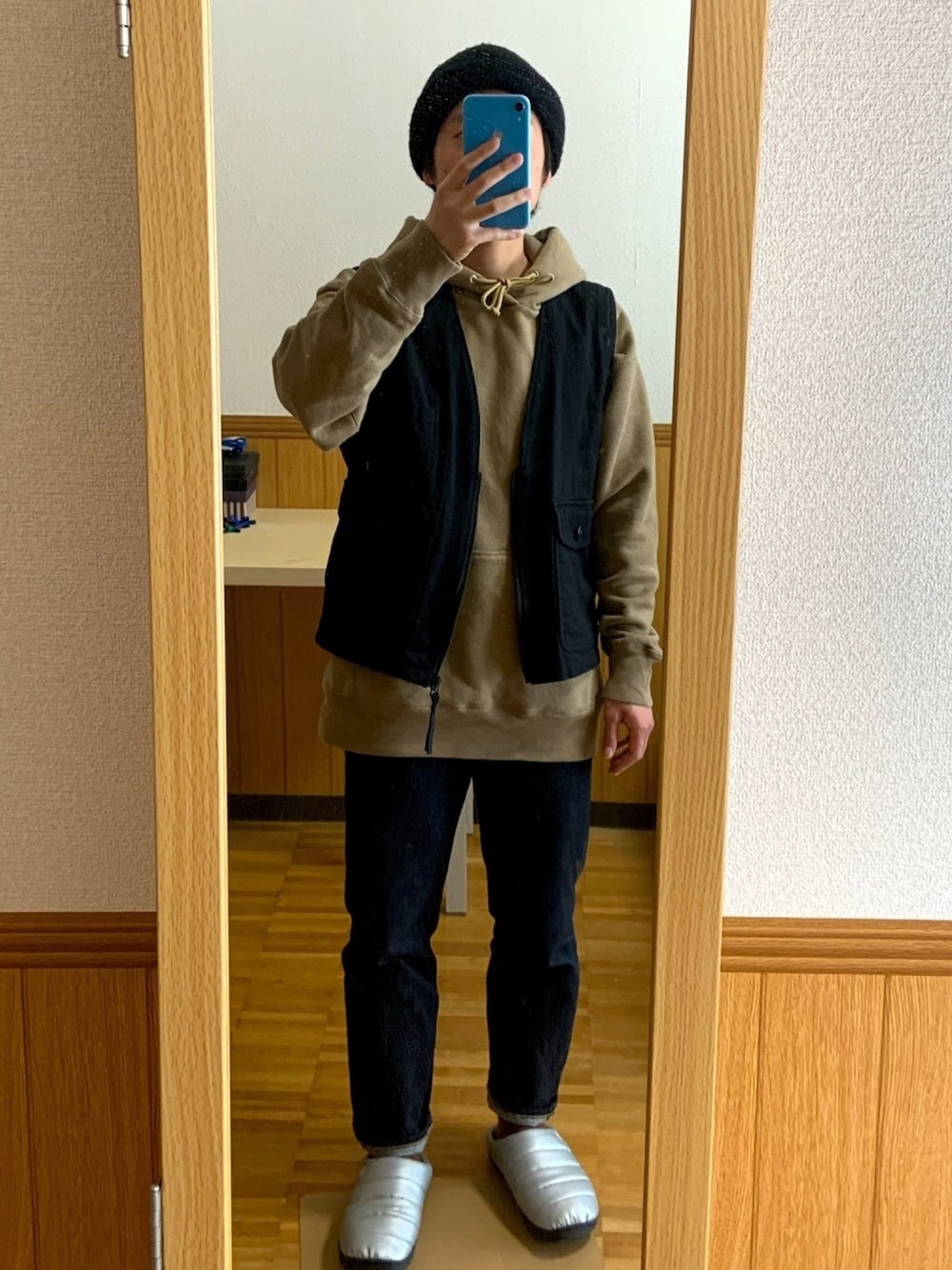 「シンプルコーデ、カジュアルコーデ、ビッグシルエット、ベージュコーデ、デニムパンツ、休日スタイル、パーカー、ベスト、ニット帽、zozoデニム」｜「JOURNAL STANDARDのアイテム（パーカー、ベージュ系）」を使った、ひでさん（メンズ・161cm）の春コーディネートの1枚目の写真