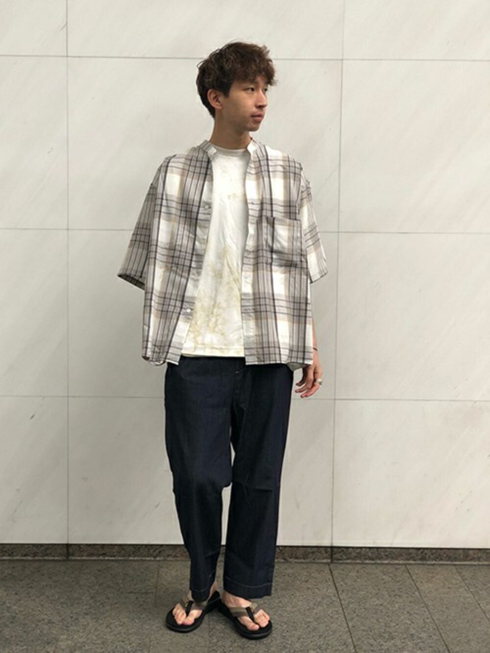 ベージュ系のシャツ/ブラウス、ベージュ系のTシャツ/カットソー、ブルー系のその他パンツを着用したメンズの夏コーディネートの1枚目の写真