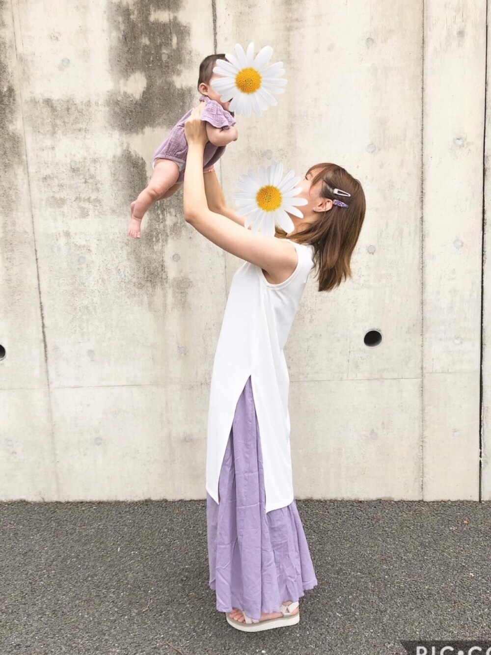 「おそろいコーデ、夏コーデ、パープル、紫、ベビーコーデ、ママコーデ、メチャカリ、生後6ヶ月、女の子ベビー」｜「Green　Parksのアイテム（Tシャツ/カットソー、ホワイト系）」を使った、藍さん（レディース・162cm）の夏コーディネートの1枚目の写真