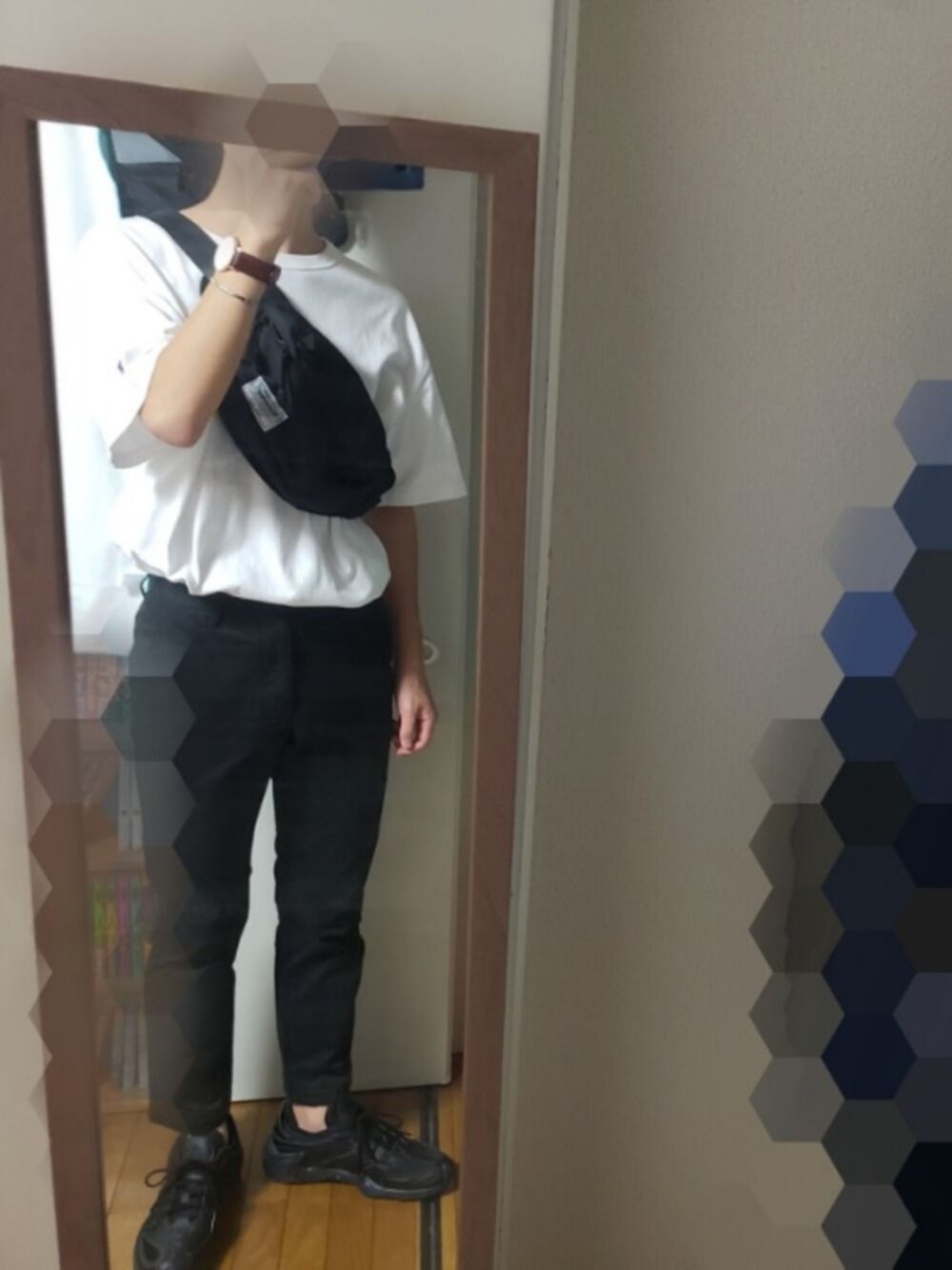 「championTシャツ、Daniel Wellington、バングル、DEVICE(DEVICE)、アディダスオリジナルス、モノトーン、最後の夏コーデ、いいね、save、フォローお願いします🤑、いいね返し、フォロバ」｜「Championのリバースウィーブ ポケットTシャツ REVERSE WEAVE POCKET T-SHIRT C3-P318（Tシャツ/カットソー、ホワイト系）」を使った、しろえ さん（メンズ・170cm）の秋コーディネートの1枚目の写真
