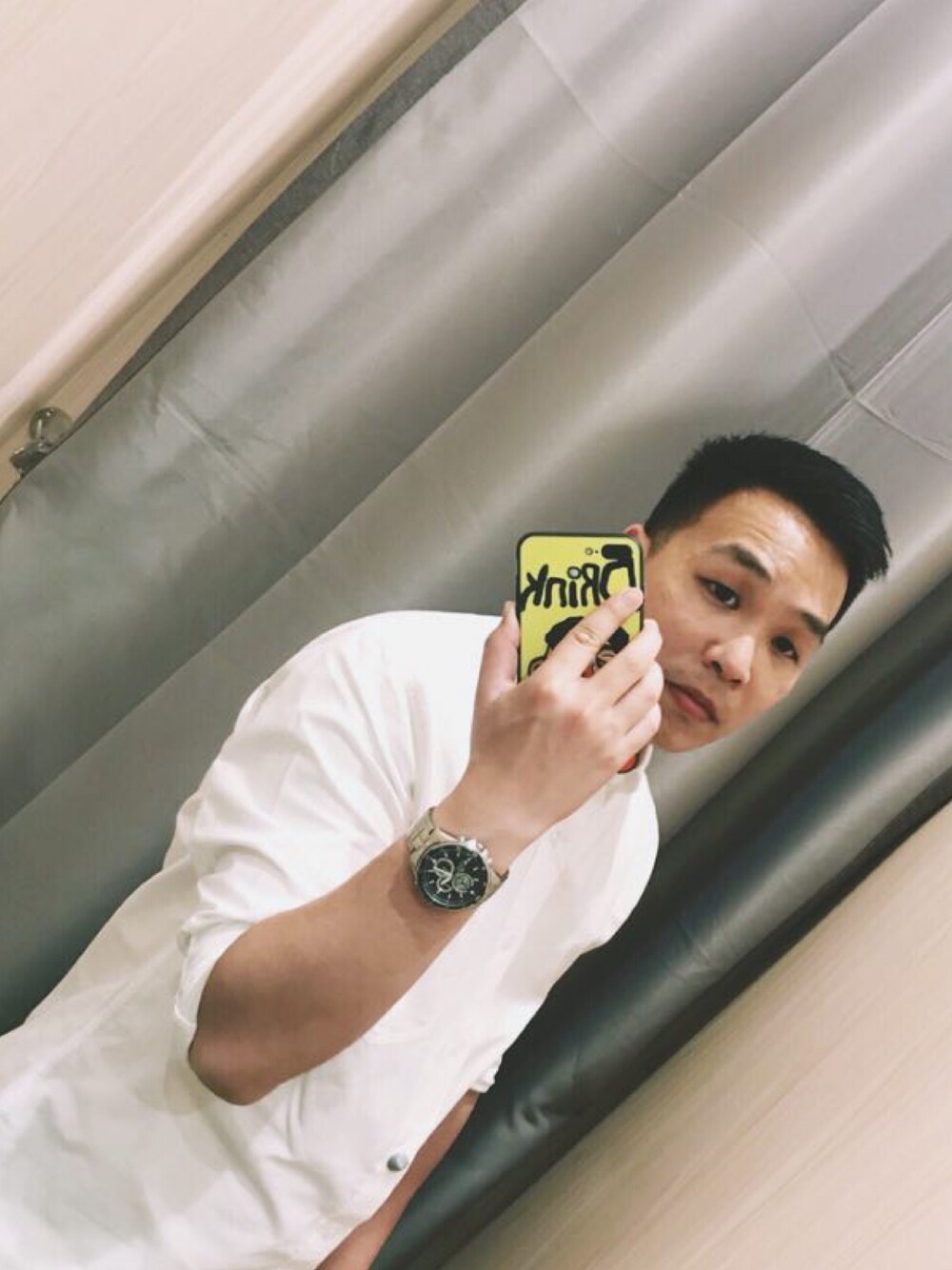 「Maxwinのアイテム（トップス、ホワイト系）」を使った、何大小成さん（メンズ・170cm）の冬コーディネートの1枚目の写真