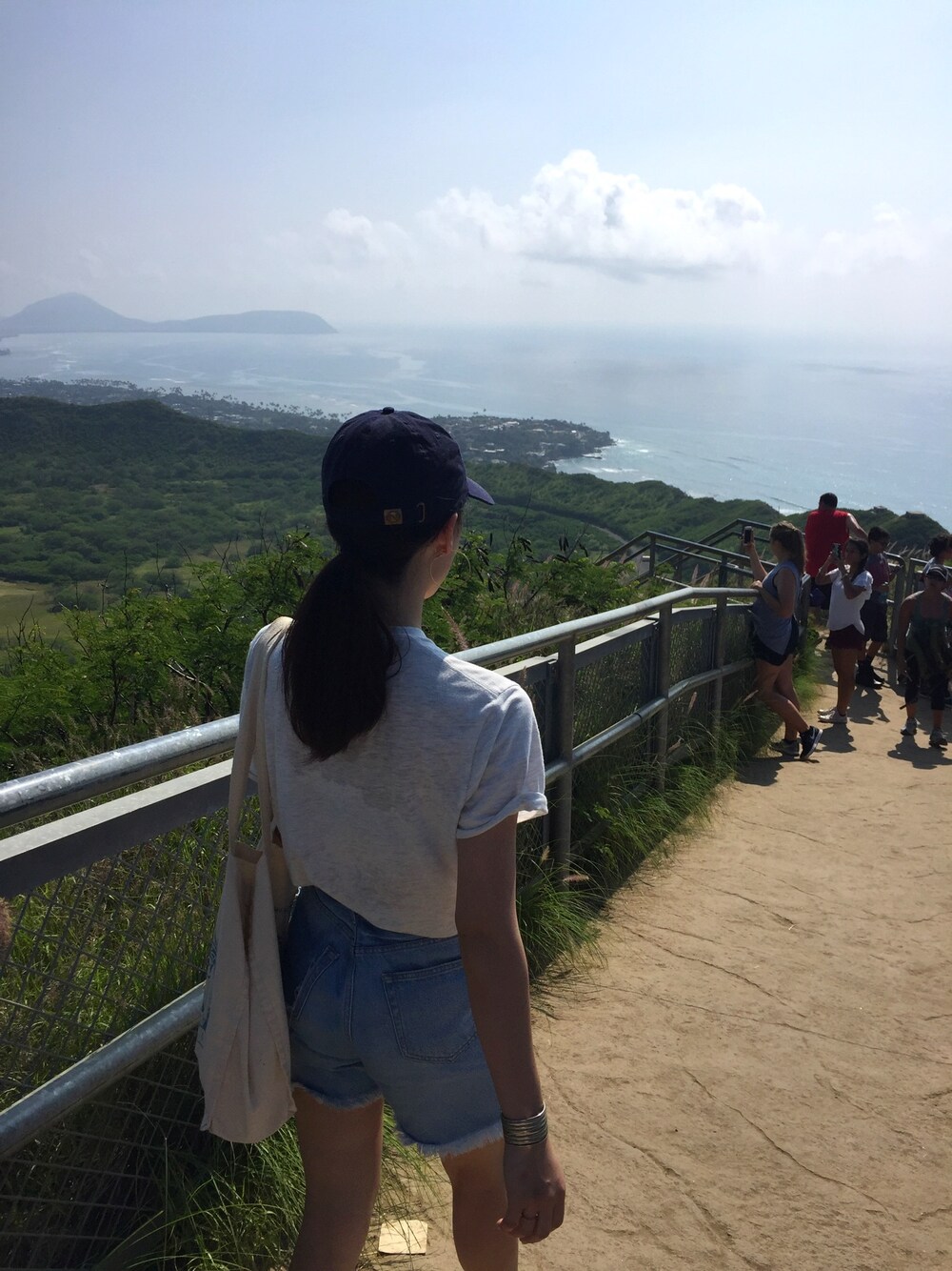 「hawaii、ootd、HOLLISTER、T-SHIRT、summer」｜「Hollisterのアイテム（Tシャツ/カットソー、ホワイト系）」を使った、Louieさん（レディース・165cm）の夏コーディネートの1枚目の写真