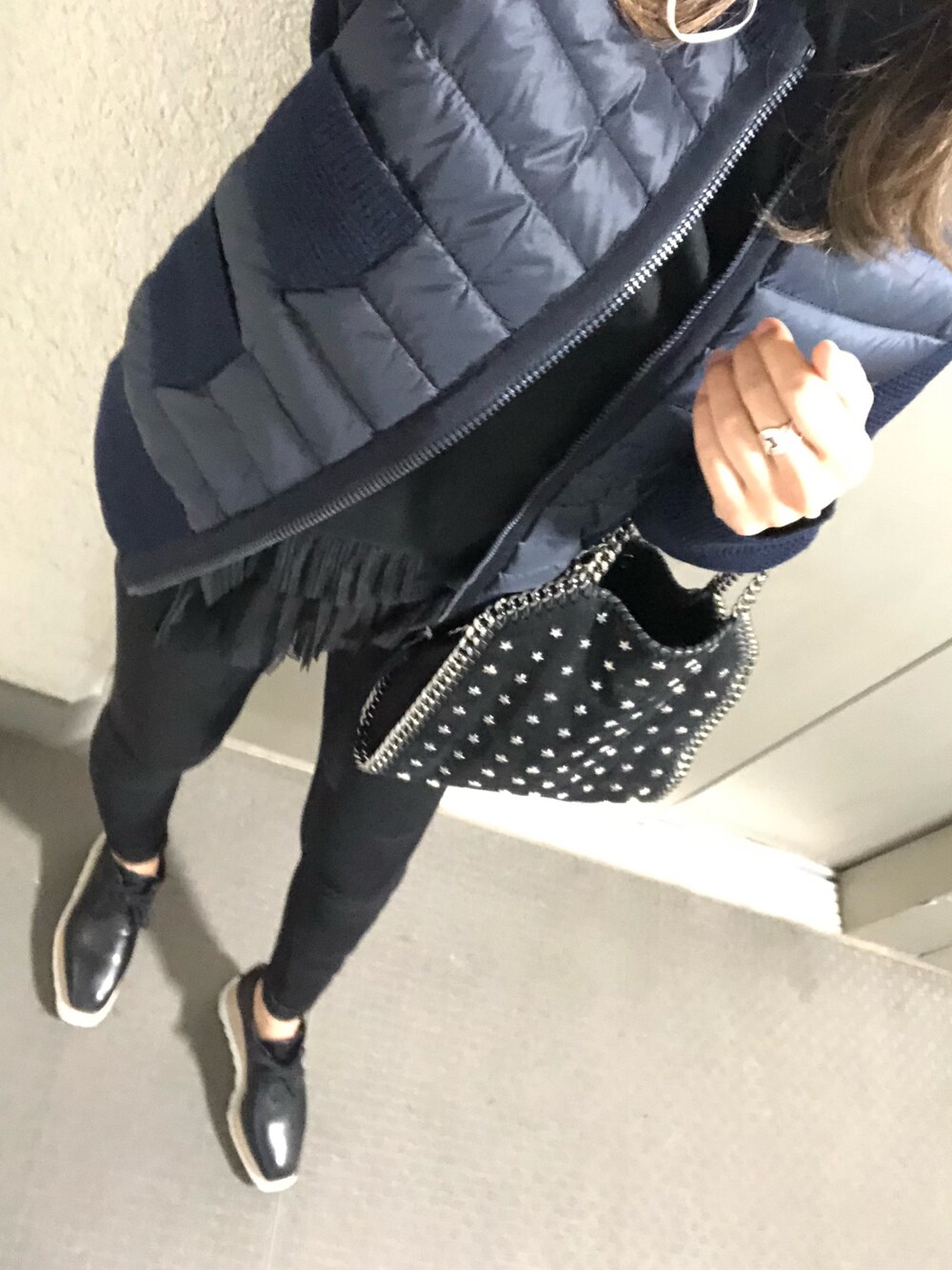 「MONCLERのアイテム（ノーカラージャケット、ブルー系）」を使った、☻さん（レディース・160cm）の秋コーディネートの1枚目の写真
