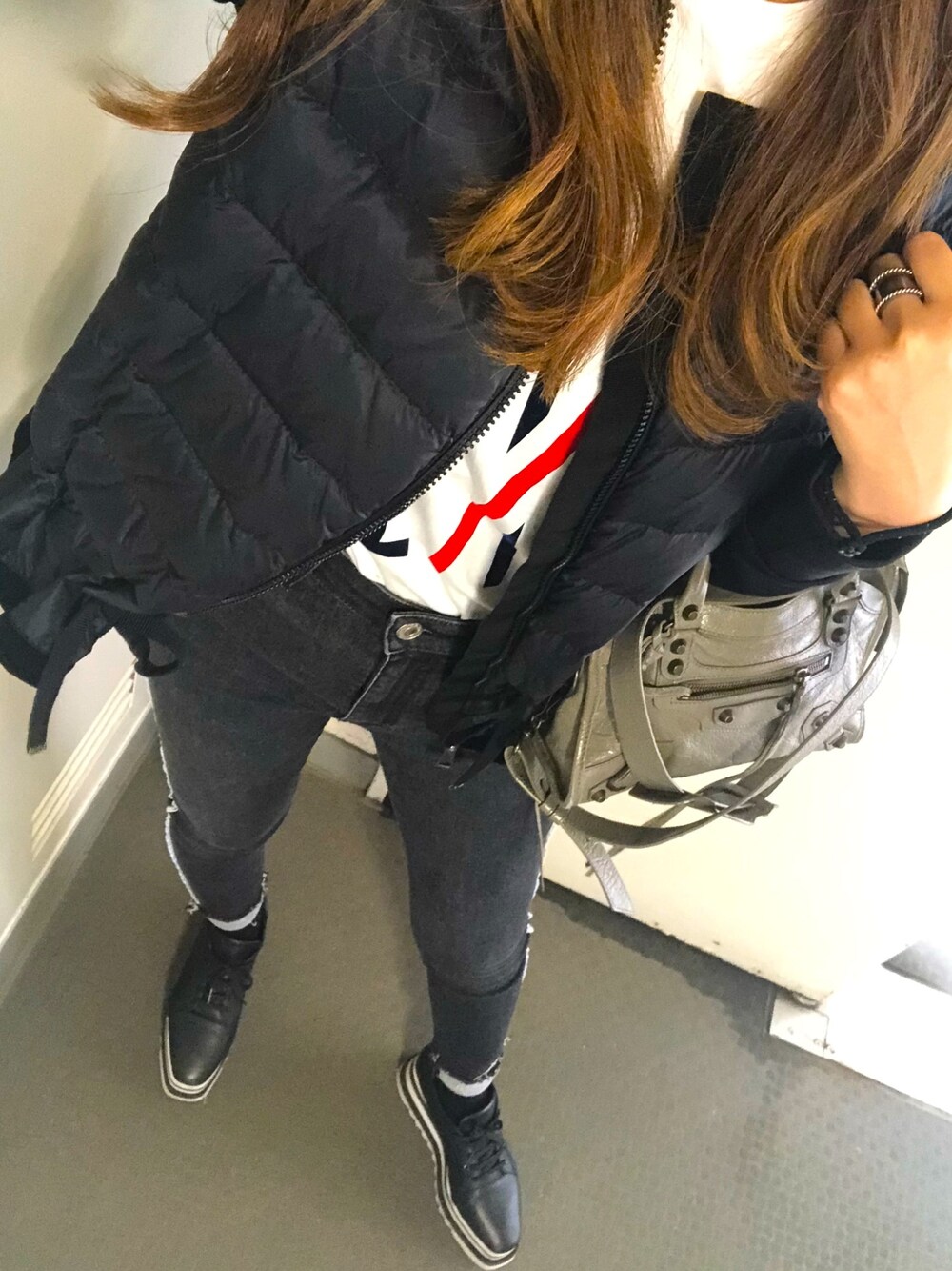 「MONCLERのアイテム（Tシャツ/カットソー、ホワイト系）」を使った、☻さん（レディース・160cm）の春コーディネートの1枚目の写真