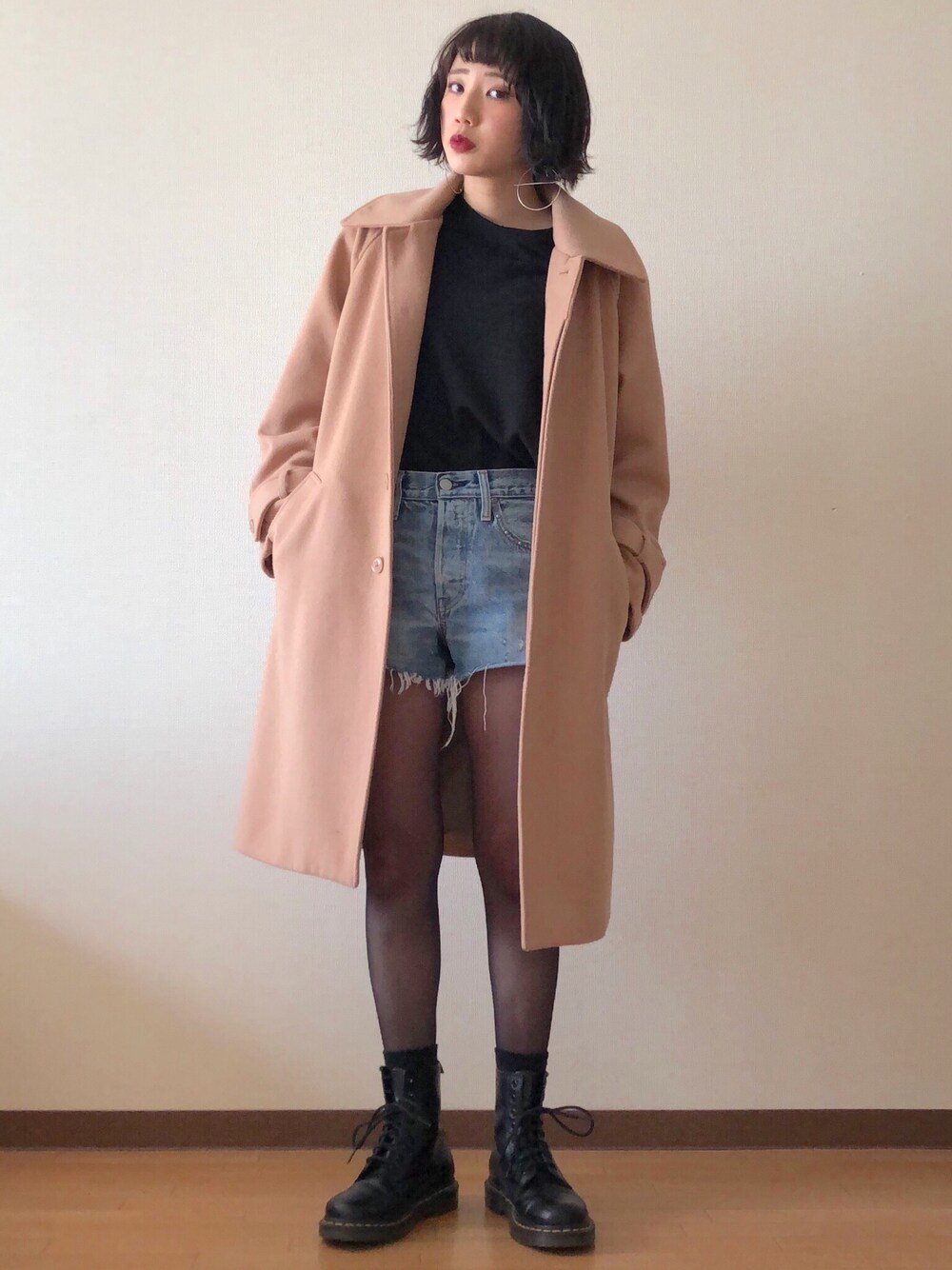 「🍑のふく、Levi's、スニーカー、ootd」｜「KBFのKBF ワイドスリーブプルオーバー（Tシャツ/カットソー、ブラック系）」を使った、も も かさん（レディース・157cm）の冬コーディネートの1枚目の写真