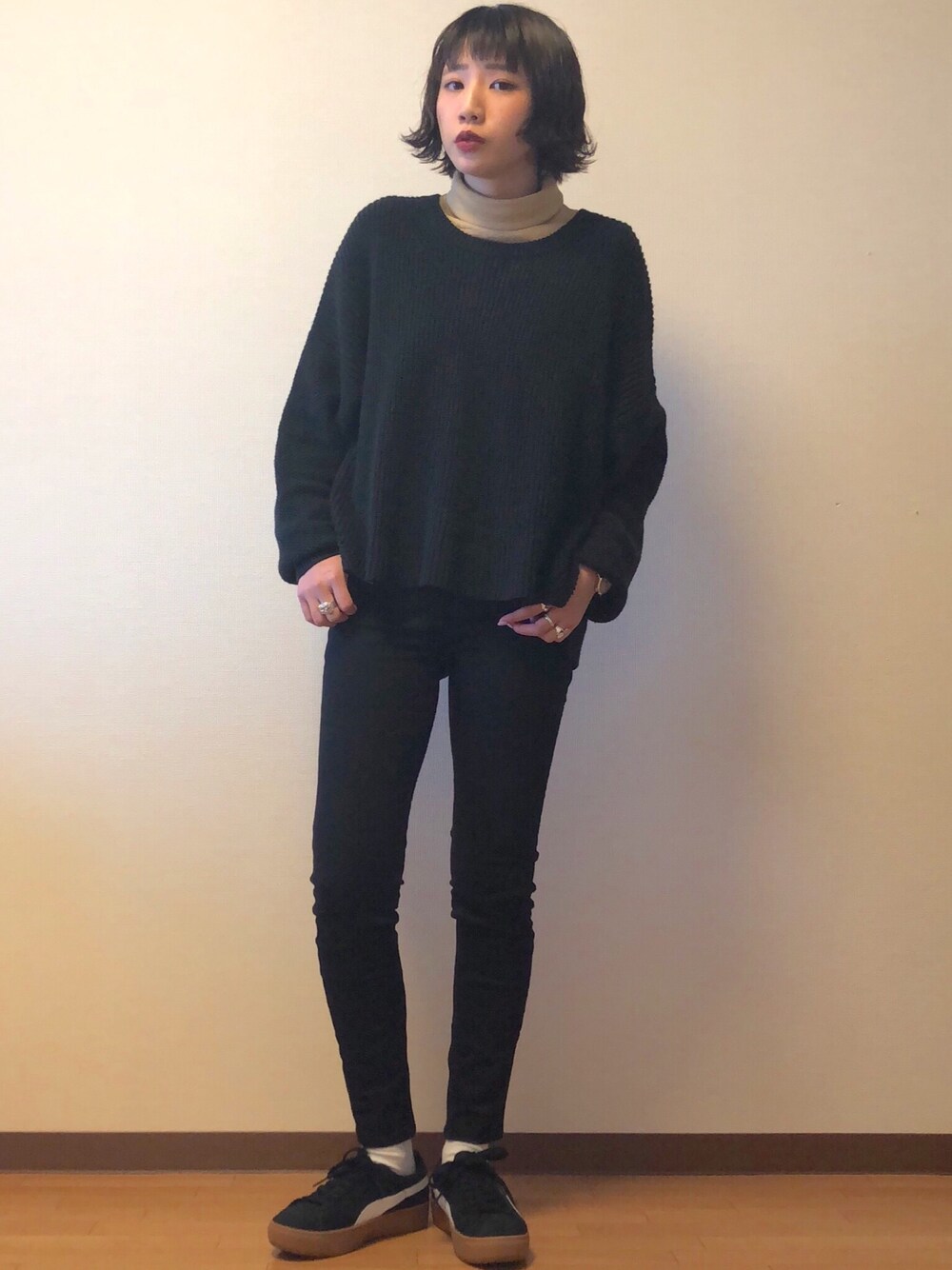 「🍑のふく、Levi's、スニーカー、ootd」｜「Ray BEAMSのアイテム（ニット/セーター、ゴールド系）」を使った、も も かさん（レディース・157cm）の冬コーディネートの1枚目の写真