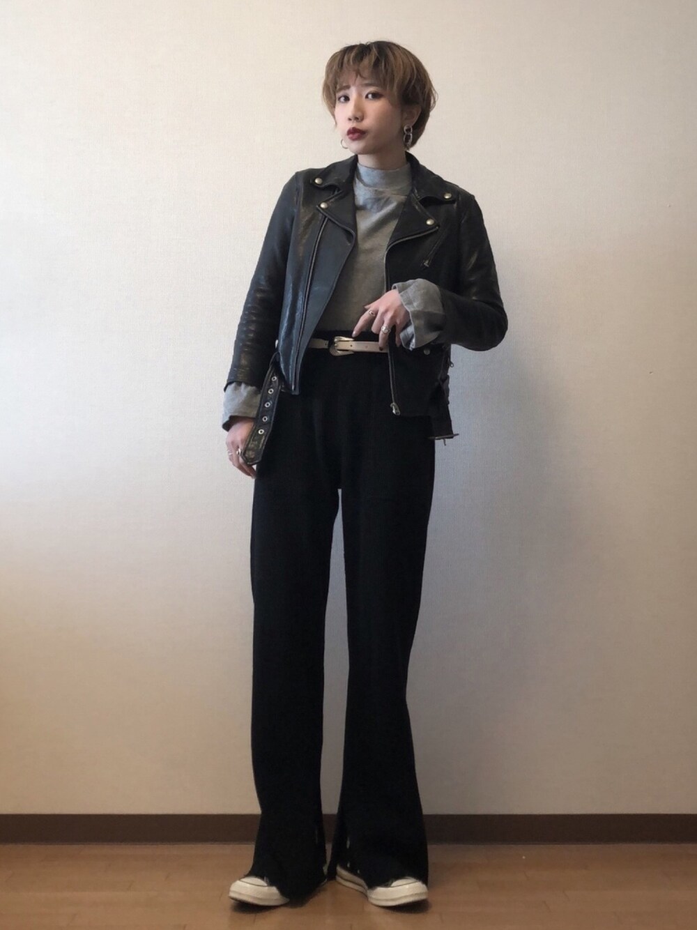 「ストリート服が好き、オトナカジュアル、ootd、秋コーデ、PHEENY、グレー、シンプルおしゃれが好き、アイラブCONVERSE」｜「JEANASISの14Gハイネックプルオーバー/556413（ニット/セーター、グレー系）」を使った、も も かさん（レディース・157cm）の秋コーディネートの1枚目の写真