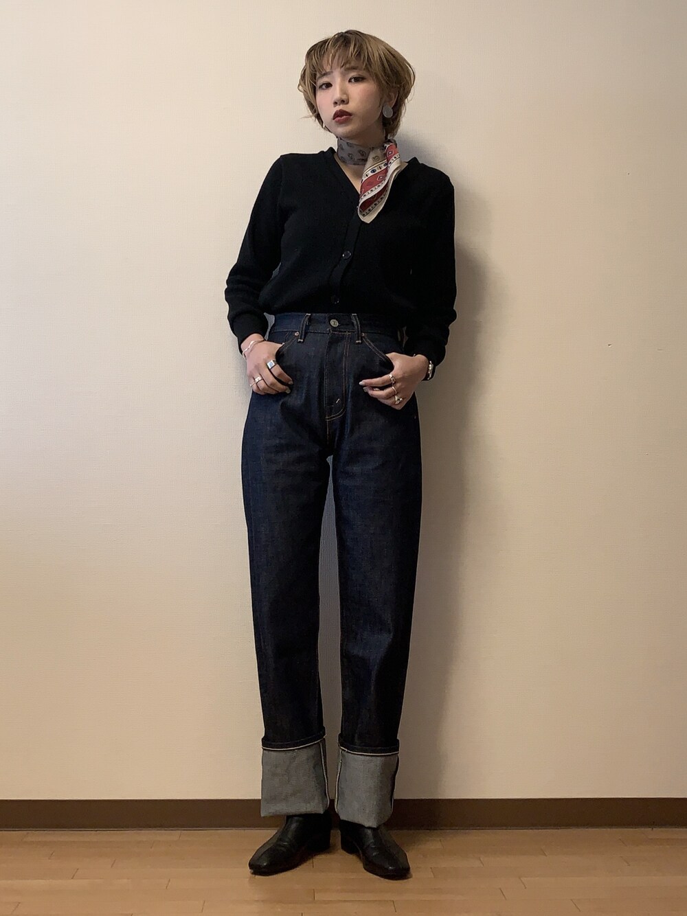 「スカーフ、おニュー、701、FREAK’Ｓ STORE、フリークス、今日のももかです」｜「FREAK'S STOREの【WEB限定】ワッフルサーマルショート丈カーディガン（カーディガン/ボレロ、ブラック系）」を使った、も も かさん（レディース・157cm）の冬コーディネートの1枚目の写真