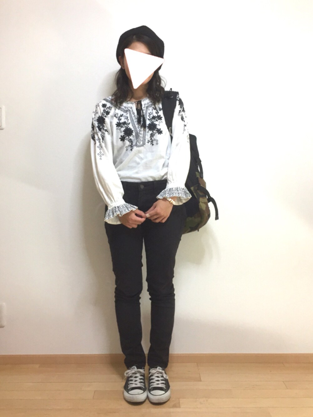 「パンツスタイル、カジュアル、プチプラコーデ、cepo.、UNIQLO、ベレー帽、converse、スニーカー」｜「UNIQLOのアイテム（ハンチング/ベレー帽、ブラック系）」を使った、PECOさん（レディース・158cm）の秋コーディネートの1枚目の写真