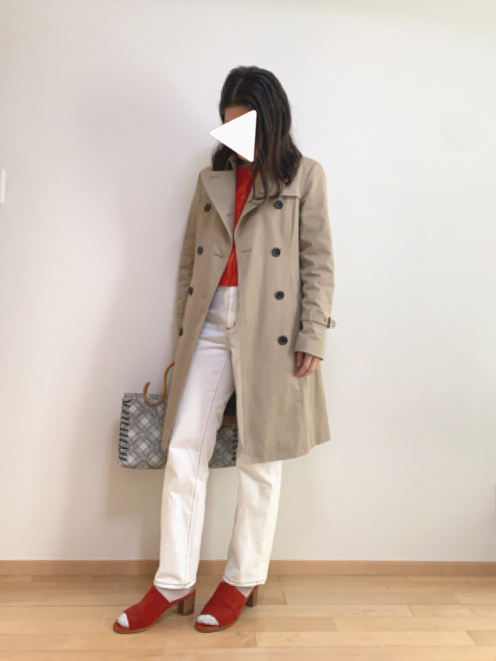 「春、大人カジュアル、パンツスタイル、オトナ女子、きれいめカジュアル、白パンツ、bluelabel clestbridge、Mila Owen、GU、お洒落さんとつながりたい」｜「Mila Owenのアイテム（トップス、レッド系）」を使った、PECOさん（レディース・158cm）の春コーディネートの1枚目の写真
