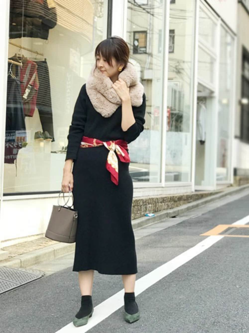 ブラック系のTシャツ/カットソー、グレー系のショルダーバッグ、ベージュ系のネックウォーマー/スヌードを着用したレディースの秋コーディネートの1枚目の写真