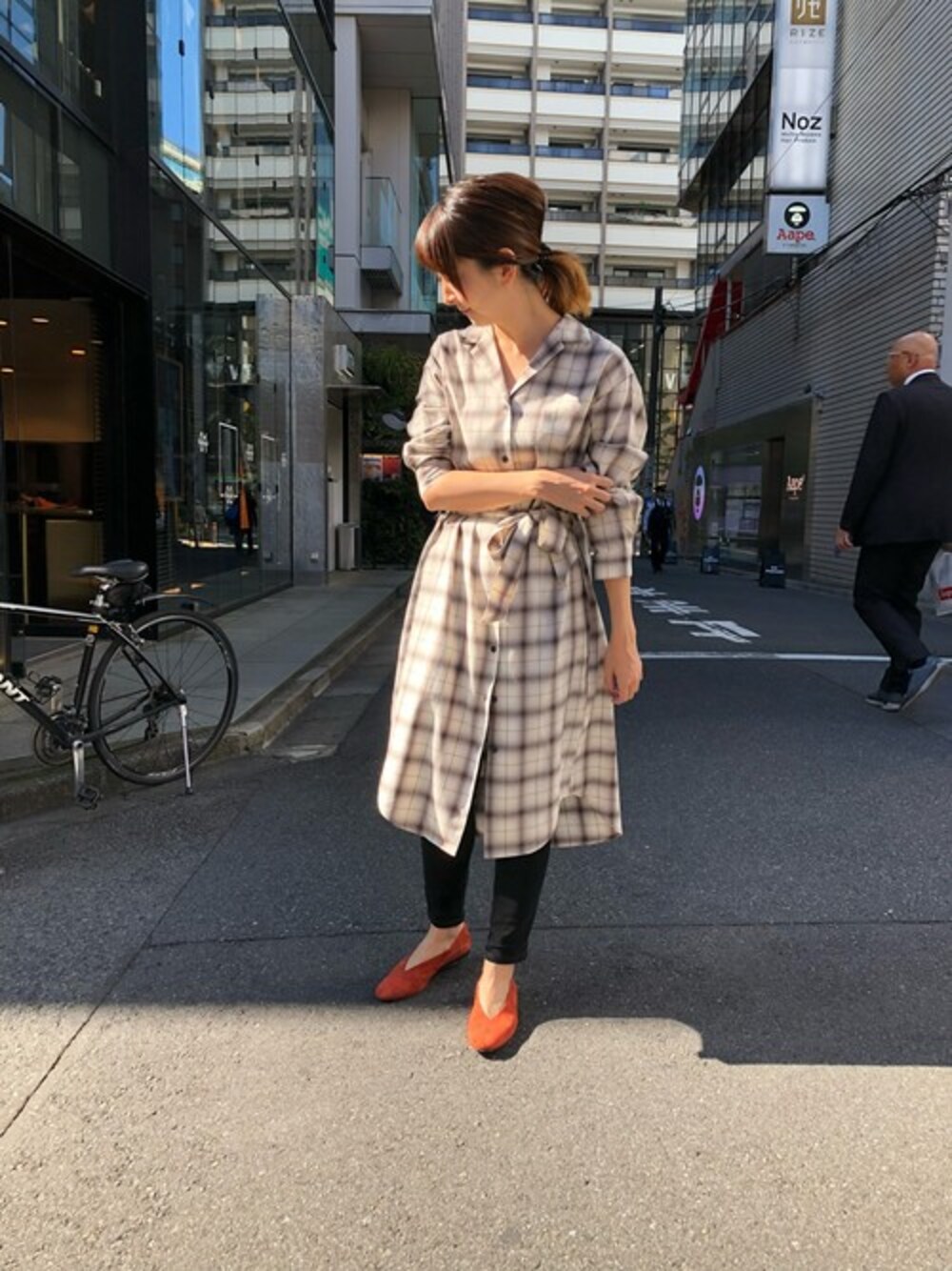 ベージュ系のワンピース、レッド系のパンプスを着用したレディースの秋コーディネートの1枚目の写真