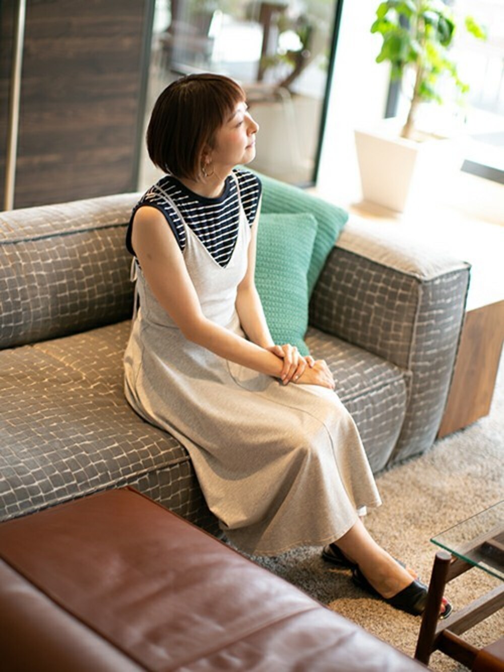 グレー系のワンピース、その他のタンクトップ、ブラック系のサンダルを着用したレディースの夏コーディネートの1枚目の写真