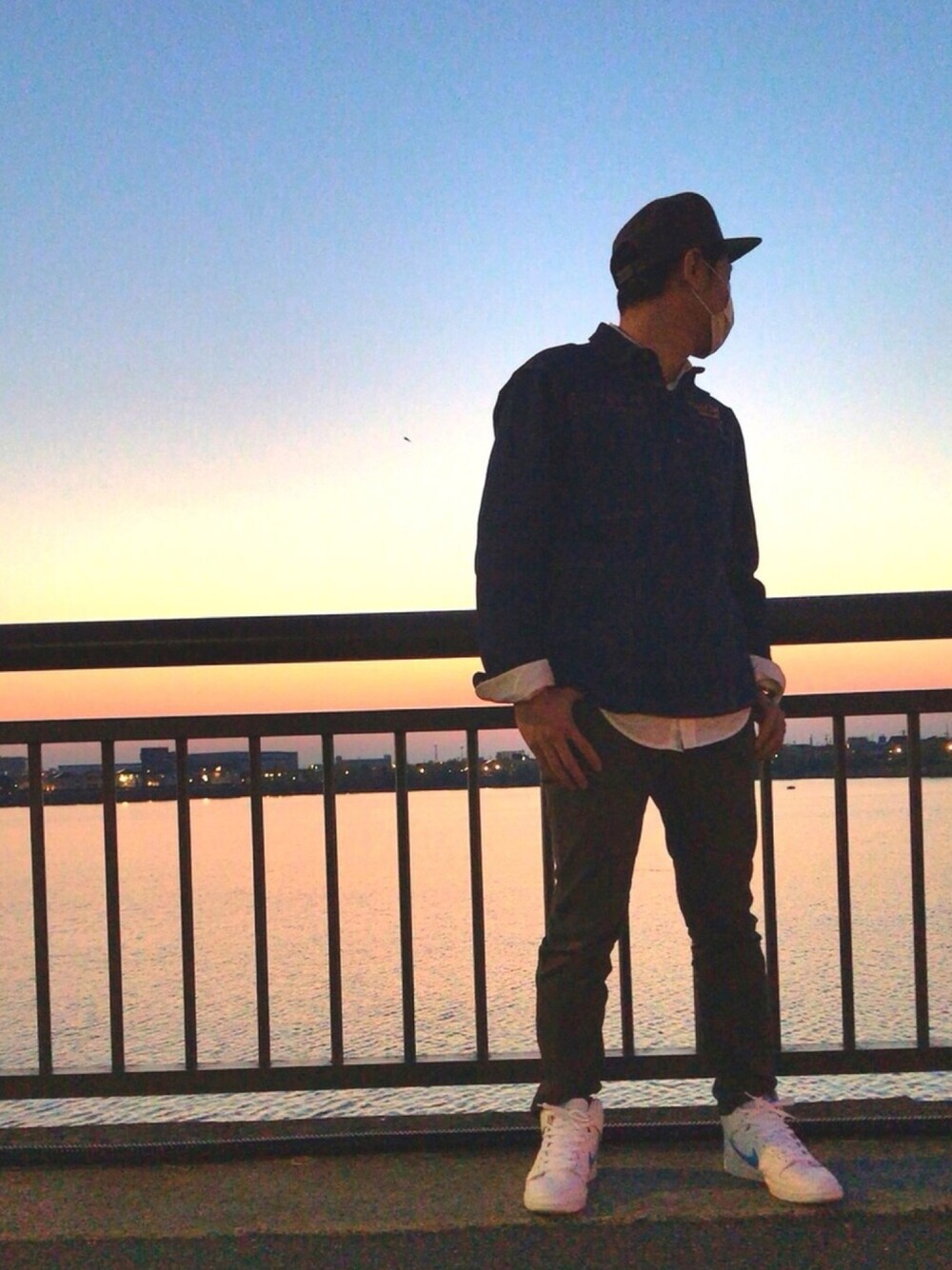 「LEFLAH、nike sb 、GAP、白スニーカー、春、シンプルコーデ、レイクタウン、ショッピング、夕日」｜「NIKE SBのアイテム（キャップ、グリーン系）」を使った、#yutaさん（メンズ・176cm）の春コーディネートの1枚目の写真