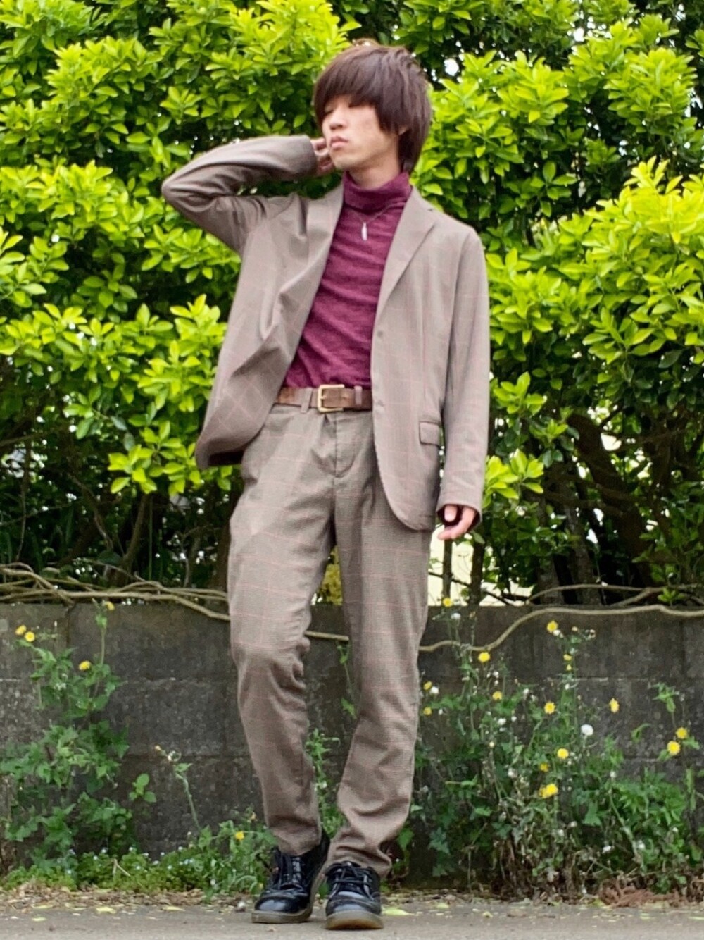 ブラウン系のテーラードジャケット、ブラウン系のその他パンツ、ブラック系のドレスシューズを着用したメンズの春コーディネートの1枚目の写真