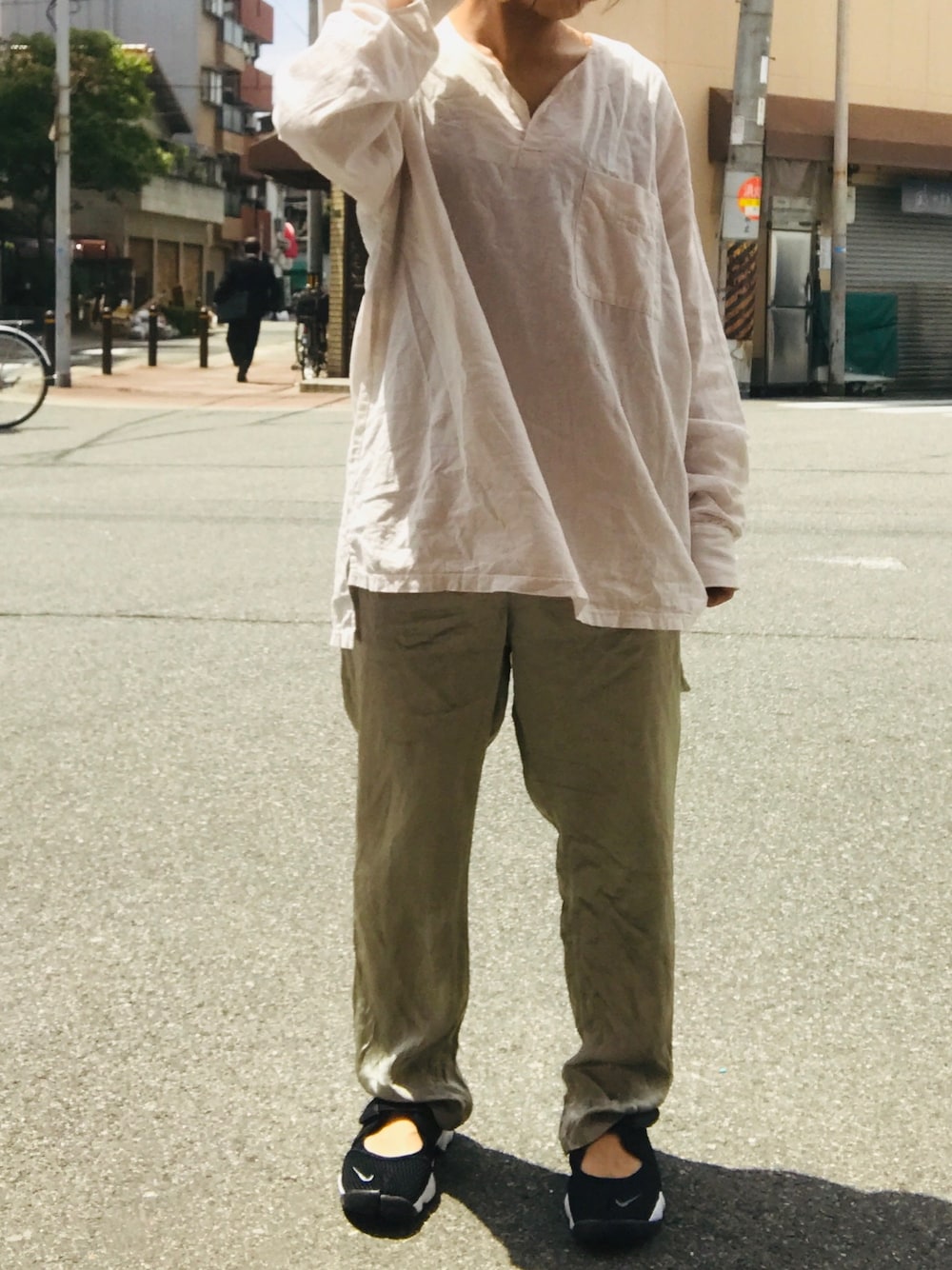 「カジュアルコーデ、春夏コーデ、シンプルコーデ、低身長、ラクチンコーデ、今日のコーデ、夏コーデ、ラフ、カラーパンツ、リラックススタイル」｜「JOURNAL STANDARD relumeのウォッシャーサテンイージーパンツ◆（その他パンツ、グリーン系）」を使った、chinasoseku0322さん（レディース・152cm）の春コーディネートの1枚目の写真