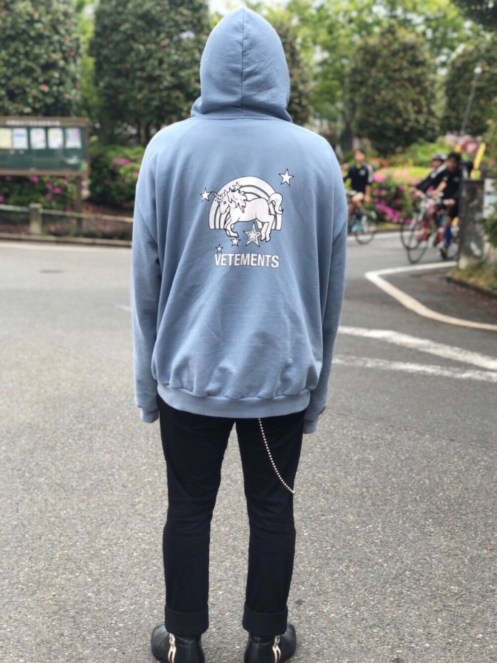 「vetements、GUCCI、BALENCIAGA、服好きな人と繋がりたい、いいね、save、フォローお願いします🤑、ストリート、いいね返し、今日のコーデ、プリント倶楽部、ユニコーン」｜「VETEMENTSのアイテム（パーカー、ブルー系）」を使った、ソラッチョレ♪さん（メンズ・165cm）の夏コーディネートの1枚目の写真