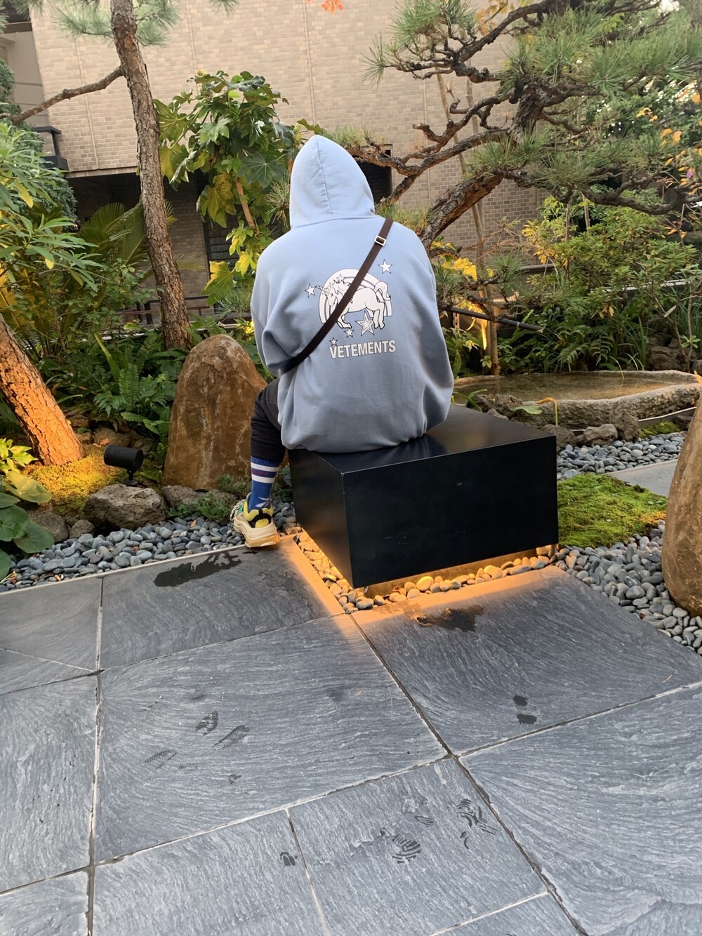 「いいね、save、フォローお願いします🤑、ユニコーン、vetements、BALENCIAGA、streetfashion、streetwear、outfit、お洒落さんとつながりたい、ビッグシルエット、パーカー」｜「VETEMENTSのアイテム（パーカー、ブルー系）」を使った、ソラッチョレ♪さん（メンズ・165cm）の冬コーディネートの1枚目の写真