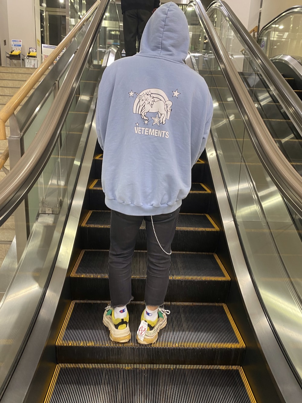「ユニコーン、vetements、Champion、Maison Martin Margiela、BALENCIAGA、おしゃれさんと繋がりたい、いいね、save、フォローお願いします🤑、いいね返し、streetwear」｜「VETEMENTSのアイテム（パーカー、ブルー系）」を使った、ソラッチョレ♪さん（メンズ・165cm）の冬コーディネートの1枚目の写真