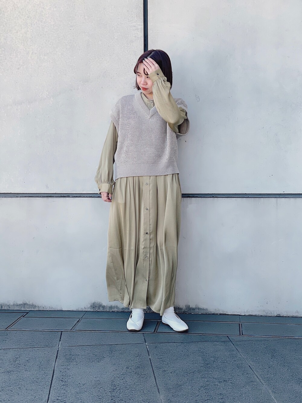 「シンプルコーデ、アーバンリサーチドアーズ、URBAN RESEARCH DOORS、unfil、ニットベスト、ベスト×ワンピース、低身長、低身長コーデ、白パンプス、シャツワンピ」｜「URBAN RESEARCH DOORSのとろみサテンギャザーワンピース（ワンピース、イエロー系）」を使った、ホンダ マユさん（レディース・152cm）の冬コーディネートの1枚目の写真
