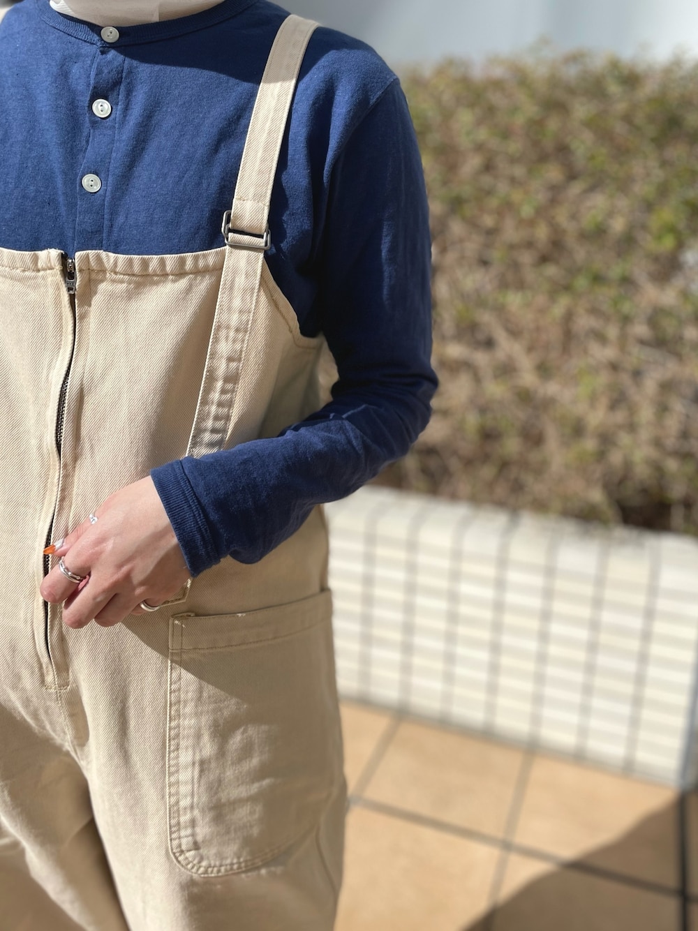 「URBAN RESEARCH DOORS、アーバンリサーチドアーズ、EKAL、orcival、サロペット、blue、ブルー、低身長、低身長コーデ、大人カジュアル」｜「ORCIVALの【ORCIVAL】クルーネックカーディガン WOMEN（カーディガン/ボレロ、ブルー系）」を使った、ホンダ マユさん（レディース・152cm）の春コーディネートの1枚目の写真