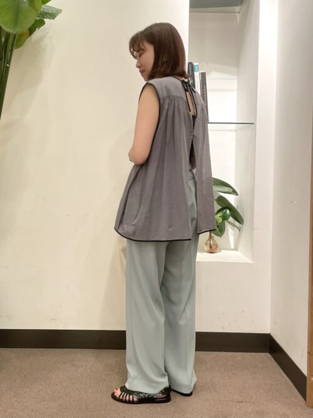 「ブラウス、orcival、サンダル、ミント、低身長、URBAN RESEARCH DOORS、バックオープン、siiwa、ミントカラー、URBAN RESEARCH DOORS WOMENS」｜「URBAN RESEARCH DOORSのダブルクロスイージーパンツ（その他パンツ、グリーン系）」を使った、ホンダ マユさん（レディース・152cm）の春コーディネートの1枚目の写真
