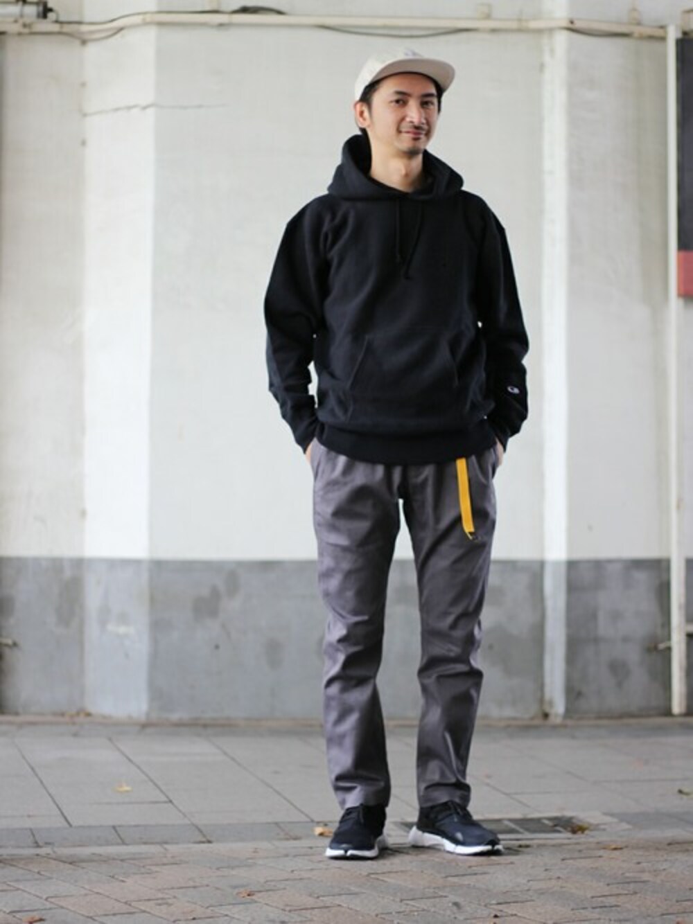 「NIKE、キャップ、チャンピオン、パーカー、モノトーン、ベルト、スケータースタイル、ディッキーズ(Dickies)、JOURNAL STANDARD relume、rokx」｜「Dickiesの《予約》【Begin掲載】ROKX×DICKIES×RELUME / ロックス×ディッキーズ : レリューム別注TCストレッチナローパンツ#（その他パンツ、グレー系）」を使った、enoさん（メンズ・174cm）の夏コーディネートの1枚目の写真