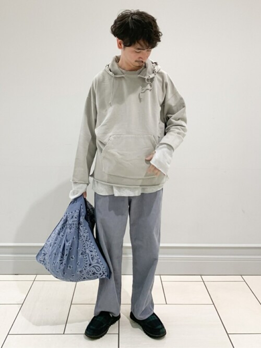 パーカー（グレー系）を使った「ダメージ加工」の人気ファッション