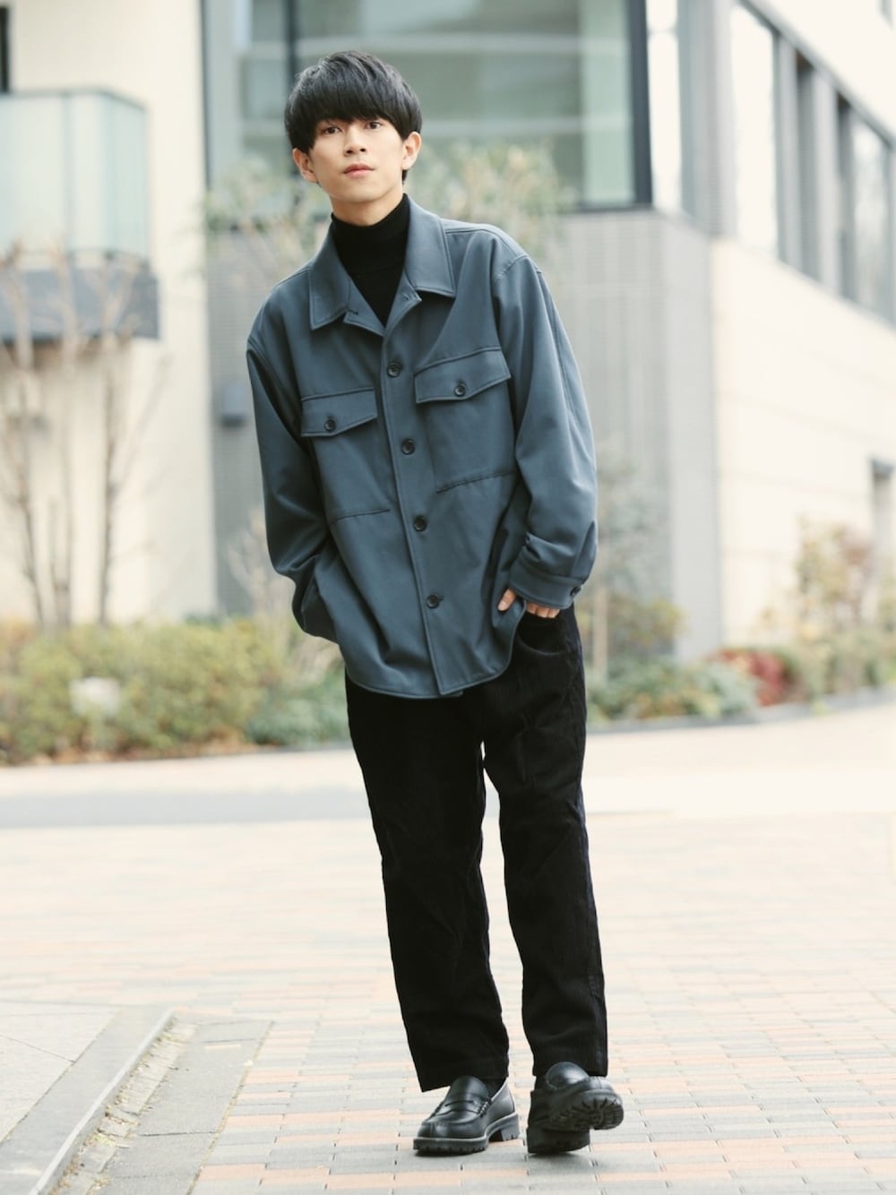 グリーン系のブルゾン、ブラック系のその他パンツ、ブラック系のニット/セーターを着用したメンズの冬コーディネートの1枚目の写真