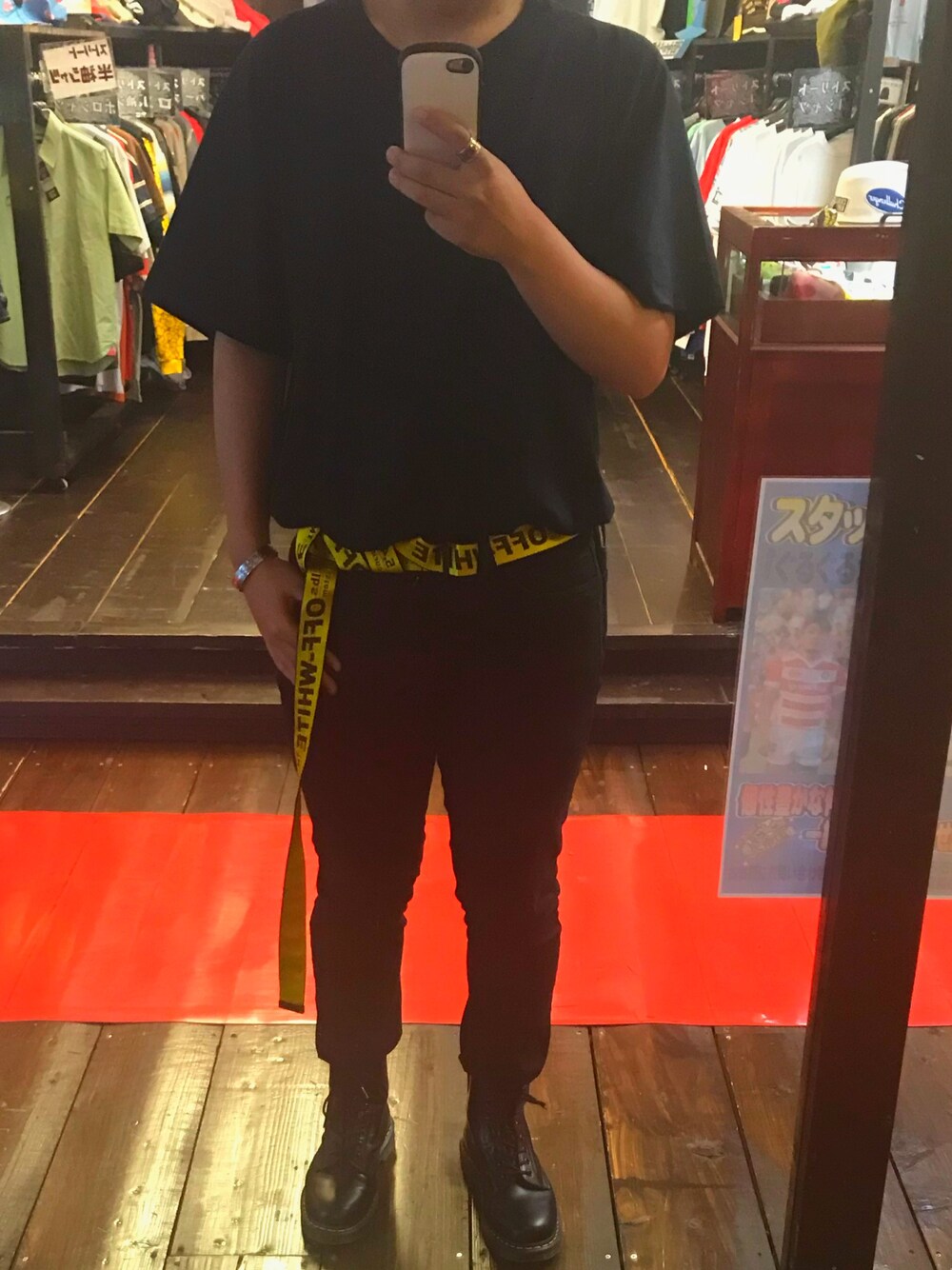 「ビッグシルエット、シンプルコーデ、ブラック、ドクターマーチン、off white、Y-3、おしゃれさんと繋がりたい、おしゃれになりたい、お洒落を教えてください」｜「off whiteのOFF WHITE 『INDUSTRIAL BELT』ベルト（ベルト、イエロー系）」を使った、こうたそさん（メンズ・172cm）の春コーディネートの1枚目の写真
