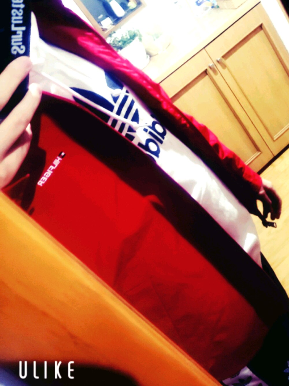 「カジュアル、ストリートMIX、ナイロンジャケット、今日のコーデ、おしゃれさんと繋がりたい、トミーヒルフィガー(TOMMY HILFIGER)」｜「TOMMY HILFIGERのJS M NEW TOMMY YACHT JACKET（ナイロンジャケット、レッド系）」を使った、須藤康介さん（メンズ・178cm）の冬コーディネートの1枚目の写真