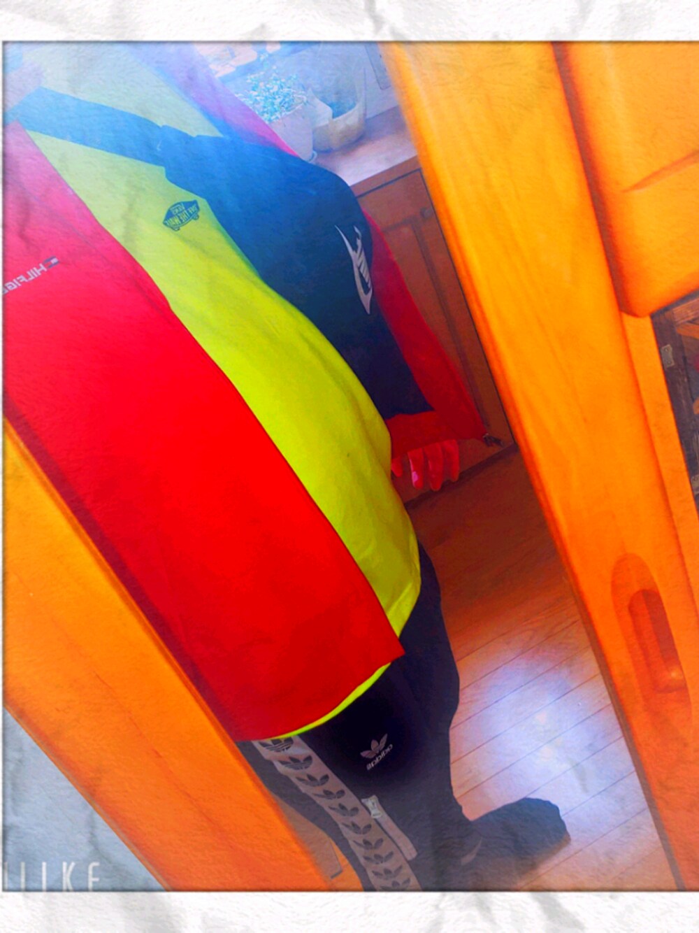 「ブラック、ストリート、ナイロンジャケット、カーゴパンツ」｜「TOMMY HILFIGERのJS M NEW TOMMY YACHT JACKET（ナイロンジャケット、レッド系）」を使った、須藤康介さん（メンズ・178cm）の冬コーディネートの1枚目の写真