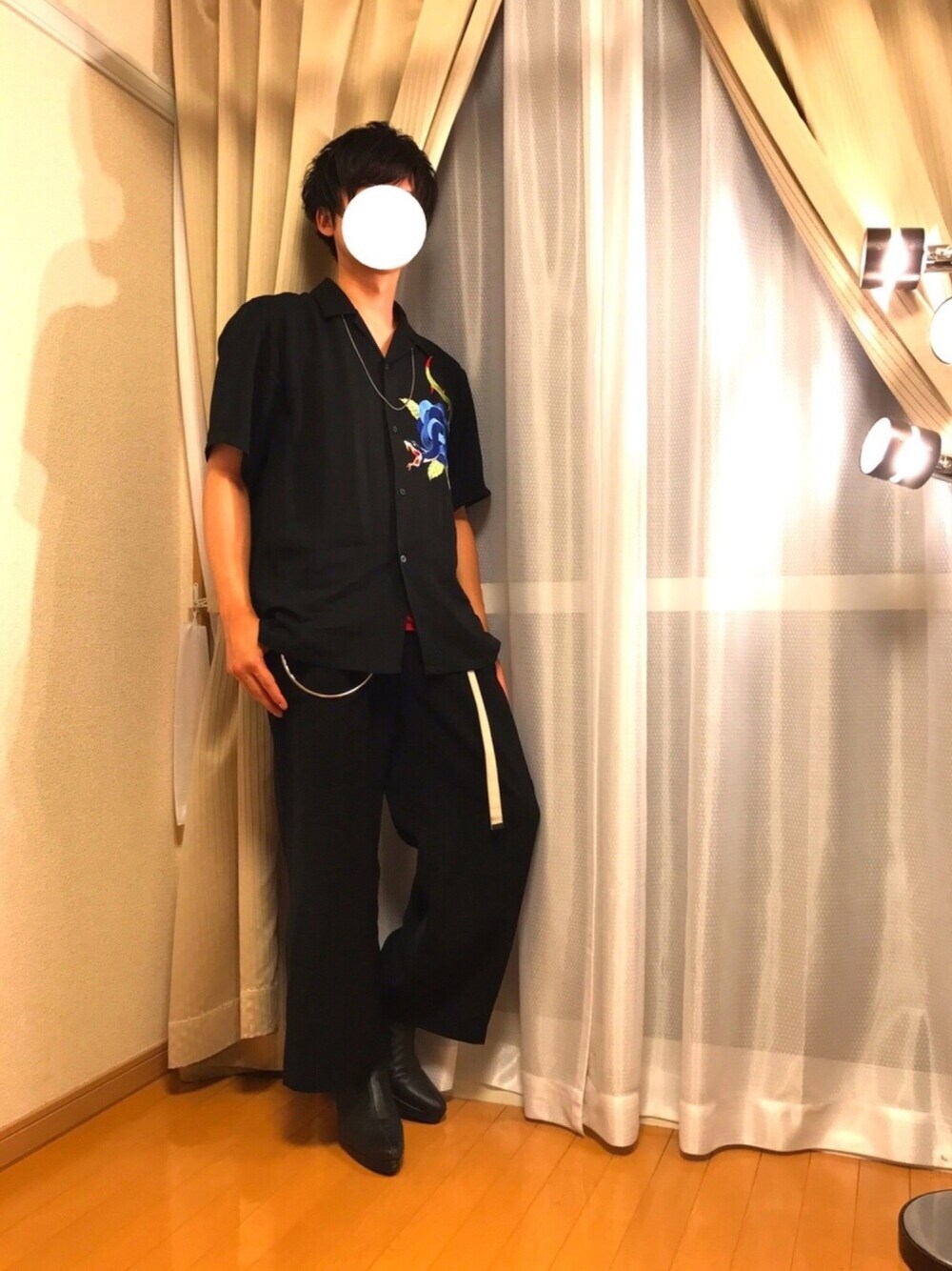 ブラック系のシャツ/ブラウス、ブラック系のブーツ、ブラック系のその他パンツを着用したメンズの夏コーディネートの1枚目の写真