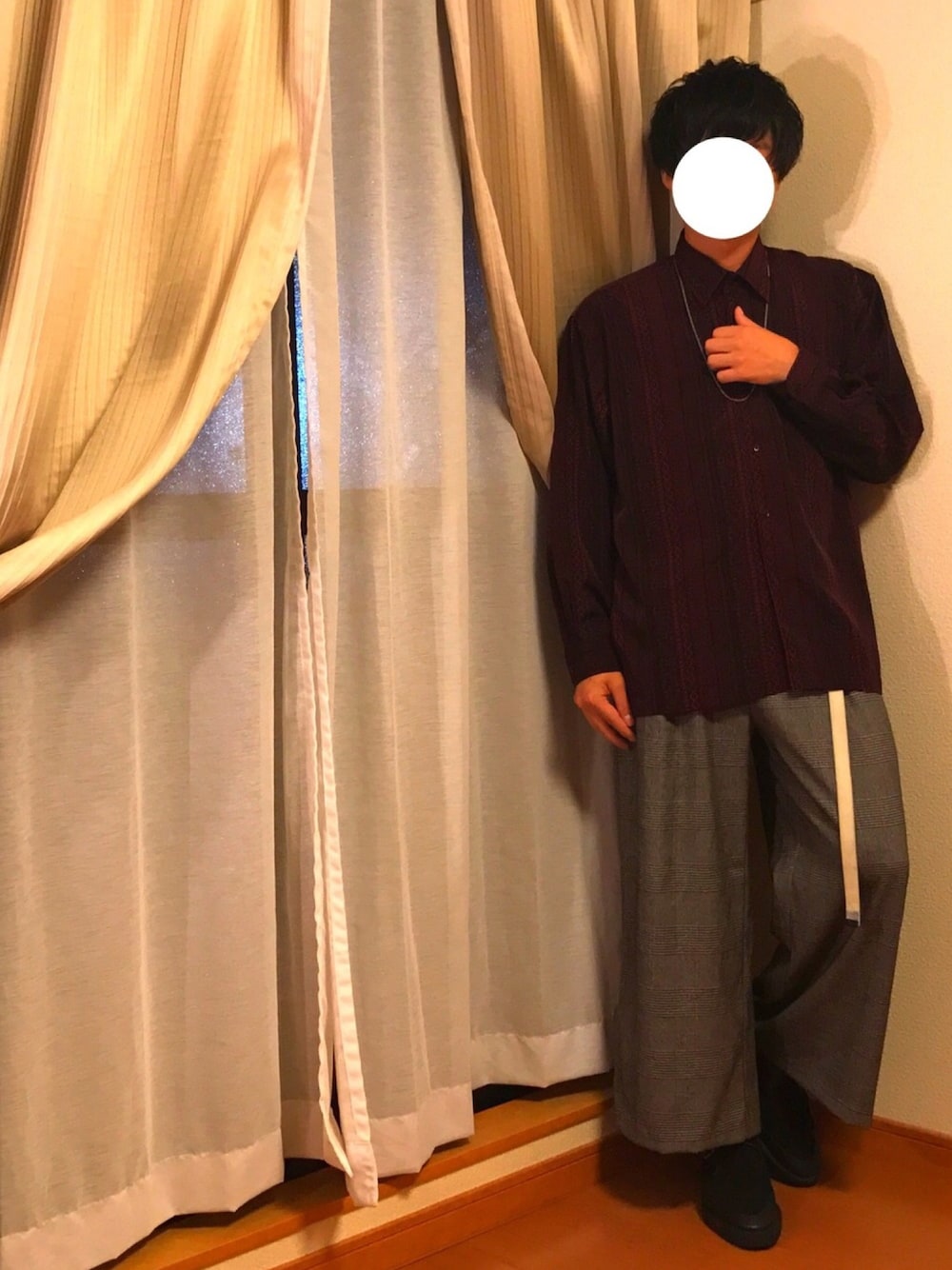 その他のシャツ/ブラウス、グレー系のその他パンツ、ブラック系のシューズを着用したメンズの秋コーディネートの1枚目の写真