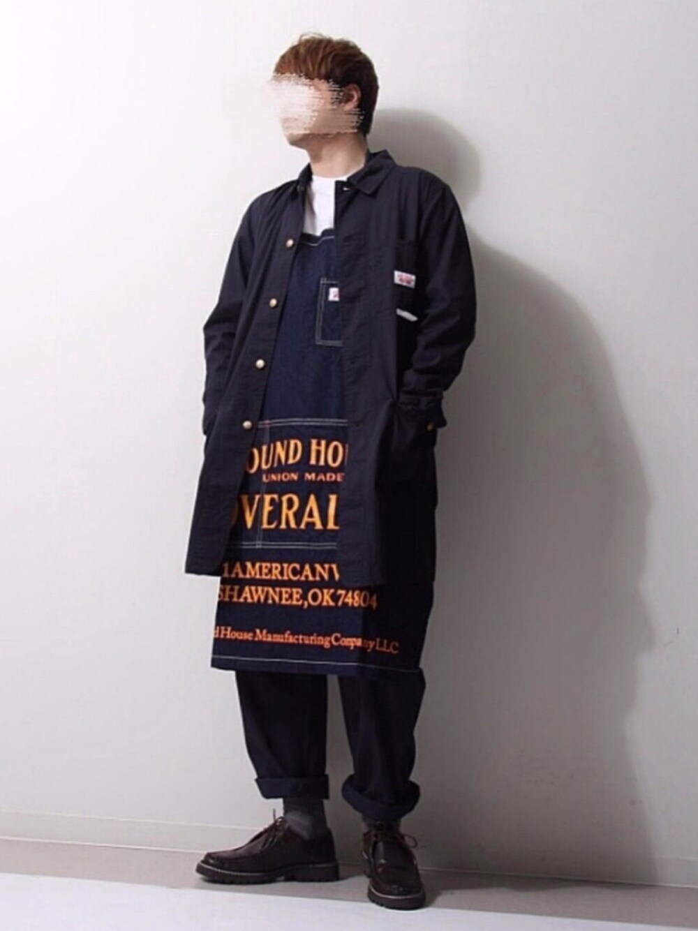 「Nilway、ROUND HOUSE、ootd、春コーデ、カジュアル、オトナカジュアル、ショップコート、デニム」｜「ROUND HOUSEのアイテム（Tシャツ/カットソー、ホワイト系）」を使った、IWBCさん（メンズ・178cm）の春コーディネートの1枚目の写真