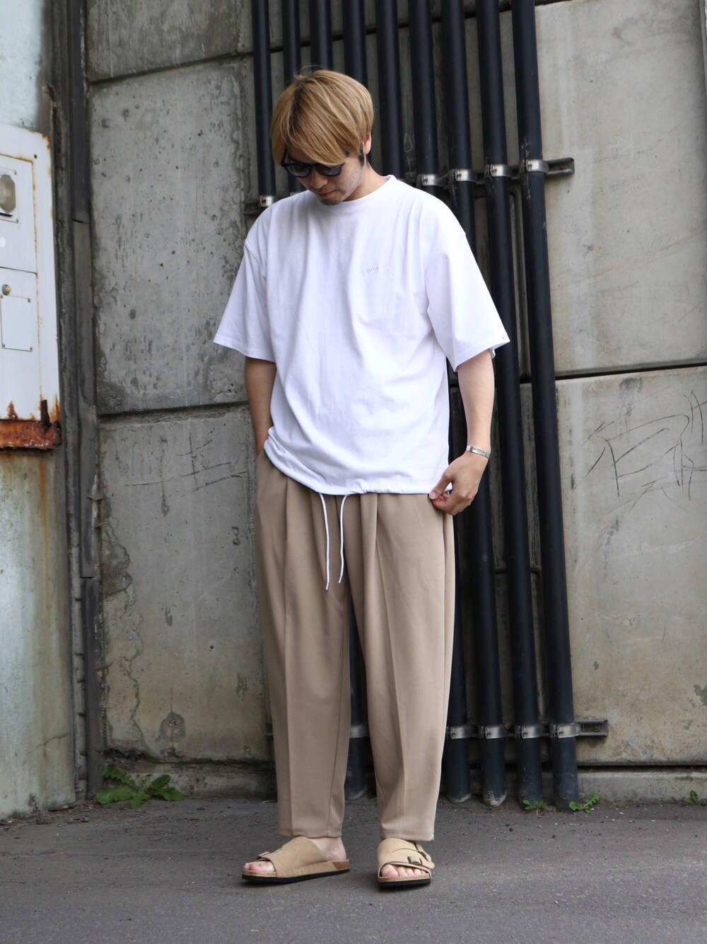 「Nilway、ROUND HOUSE、夏コーデ、シンプル、カジュアル、ラフ、ベージュ、Tシャツ、白Tシャツ、バルーンパンツ」｜「ROUND HOUSEの【別注】Nilway×ROUND HOUSE USAコットンヘムコードTシャツ（Tシャツ/カットソー、ホワイト系）」を使った、IWBCさん（メンズ・178cm）の夏コーディネートの1枚目の写真