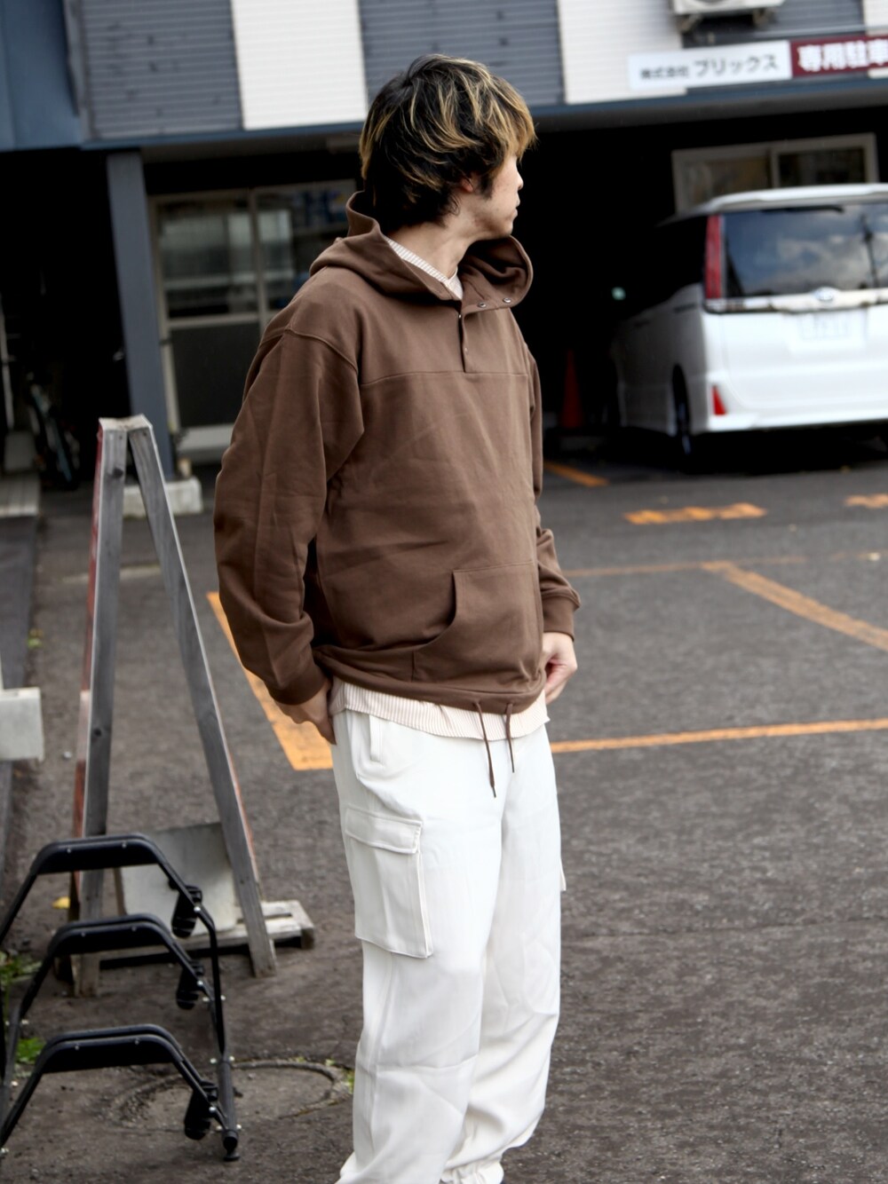 「ビッグシルエット、パーカー、レイヤードスタイル、バンドカラーシャツ、ブラウン、ベージュ、カーゴパンツ、シンプルコーデ、秋のコーデ、Nilway」｜「NILWAYの【Nilway】［ＵＳＡコットン］フロントボタンプルオーバーパーカー【WEARISTA・インフルエンサー　げんじ着用】（パーカー、ブラウン系）」を使った、IWBCさん（メンズ・178cm）の秋コーディネートの1枚目の写真