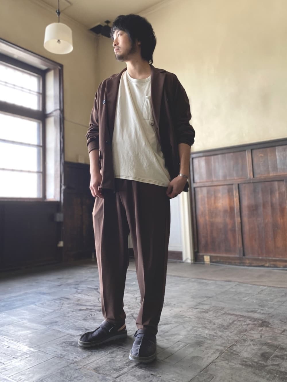 「シンプルコーデ、ビッグシルエット、ゆるコーデ、オーバーサイズ、白Tシャツ、オトナカジュアル、セットアップ、テーラードジャケット、ブラウン、春夏コーデ」｜「NILWAYの【Nilway】梨地ダブルテーラードジャケット（テーラードジャケット、ブラウン系）」を使った、IWBCさん（メンズ・178cm）の春コーディネートの1枚目の写真