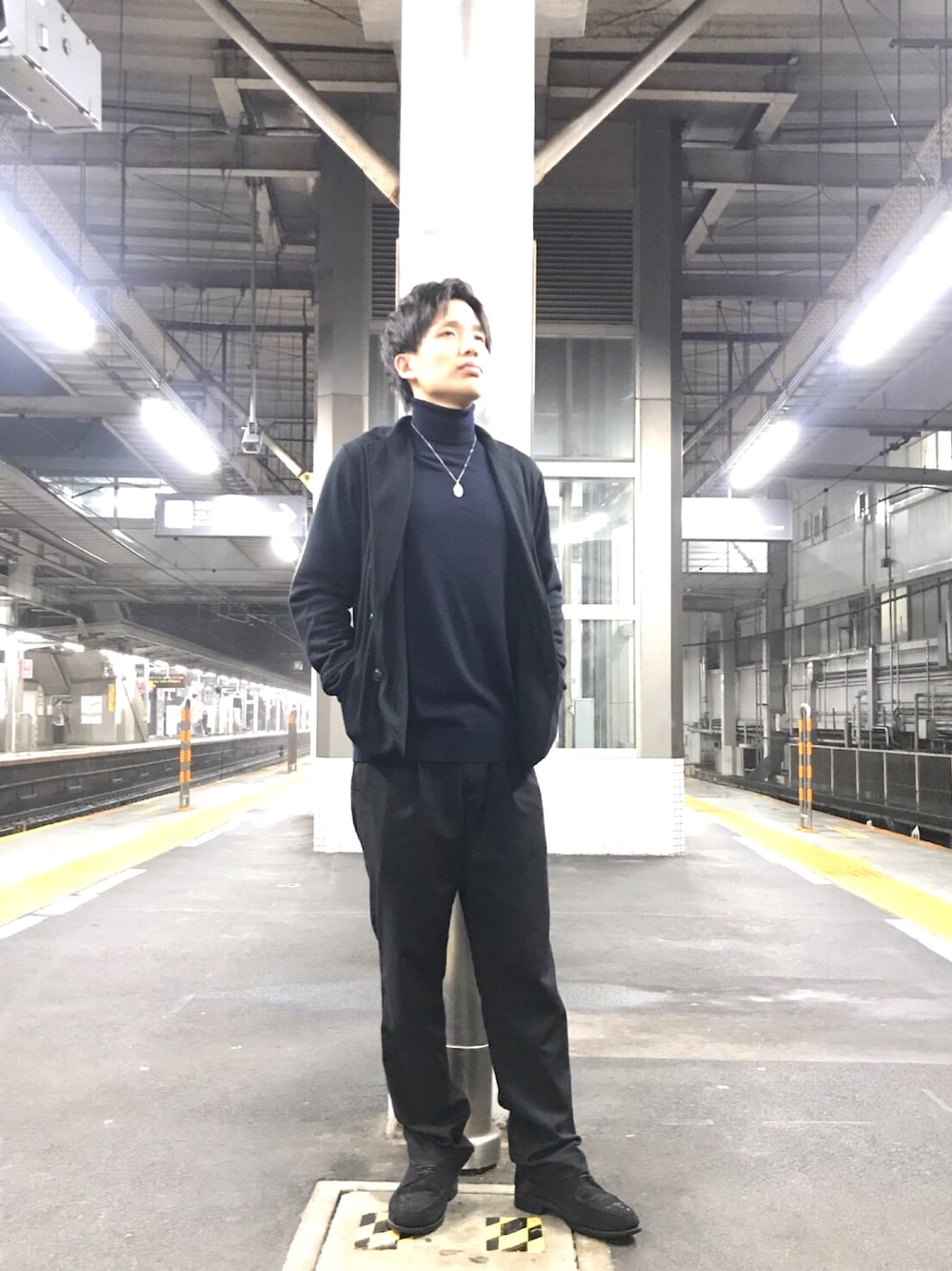 「ジャケット、パンツ、ローファー、雨の日コーデ、タートルネック、シンプルコーデ、黒コーデ、ニット、秋のコーデ」｜「vibramのアイテム（ローファー、ブラック系）」を使った、masashiさん（メンズ・171cm）の秋コーディネートの1枚目の写真