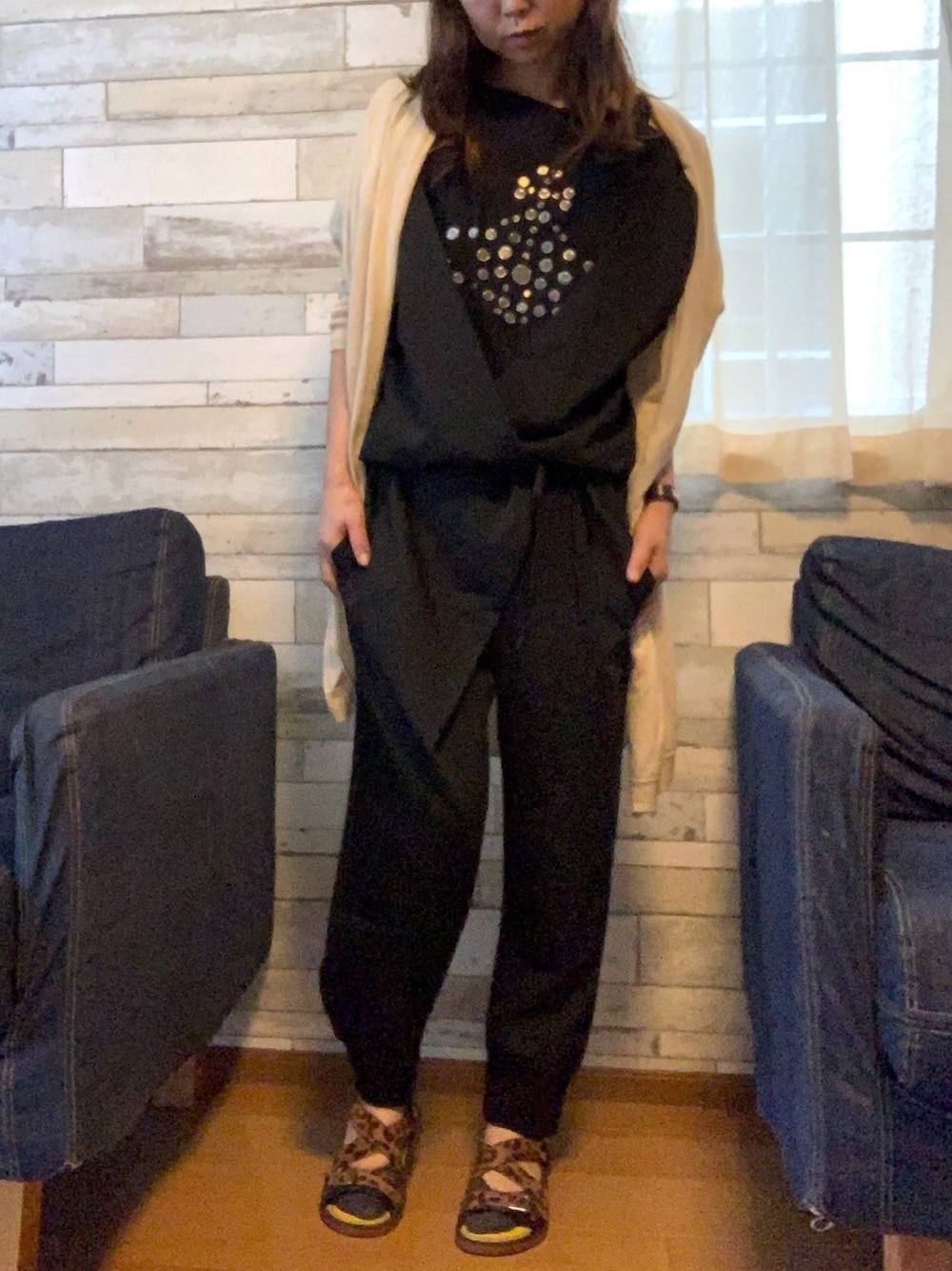 ブラック系のサロペット/オーバーオール、ブラック系のTシャツ/カットソー、ベージュ系のカーディガン/ボレロを着用したレディースの春コーディネートの1枚目の写真