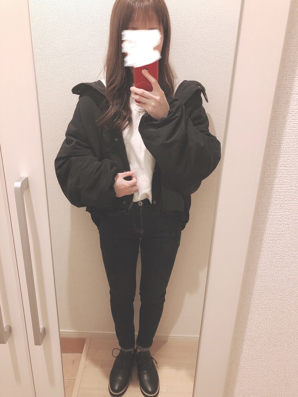 「パンツスタイル、プチプラコーデ、カジュアル、ママコーデ、低身長、スキニーデニム、マウンテンパーカー、スウェット」｜「kutirの【低身長向けSサイズあり】ボアライナー付袖ボリューム2WAYマウンテンパーカー（マウンテンパーカー、ブラック系）」を使った、𝕡𝕪𝕠𝕟 ⋆⑅さん（レディース・152cm）の冬コーディネートの1枚目の写真