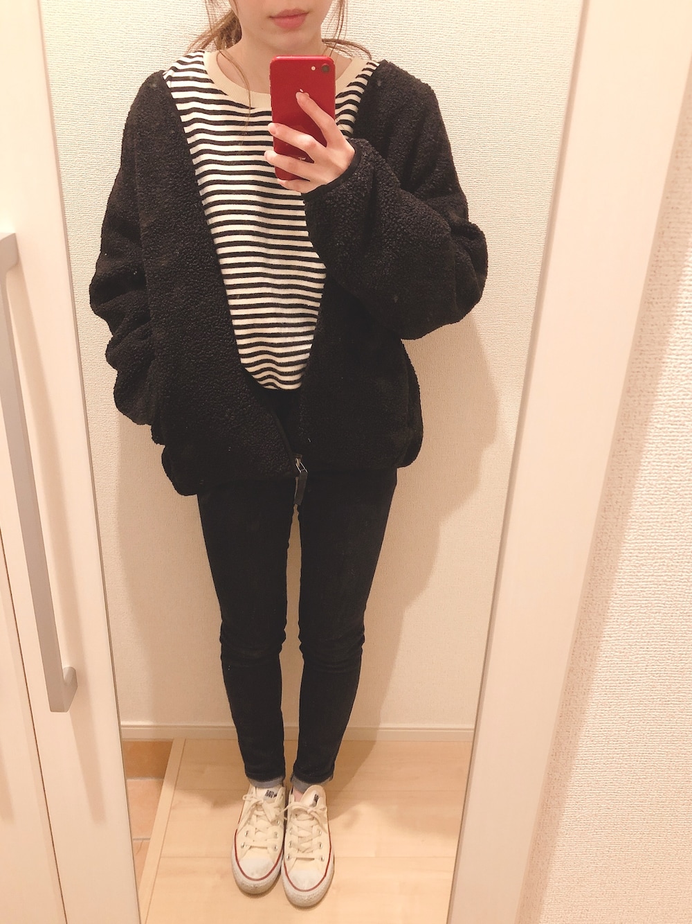 ブラック系のその他アウター、ブラック系のTシャツ/カットソー、ブルー系のパンツを着用したレディースの冬コーディネートの1枚目の写真