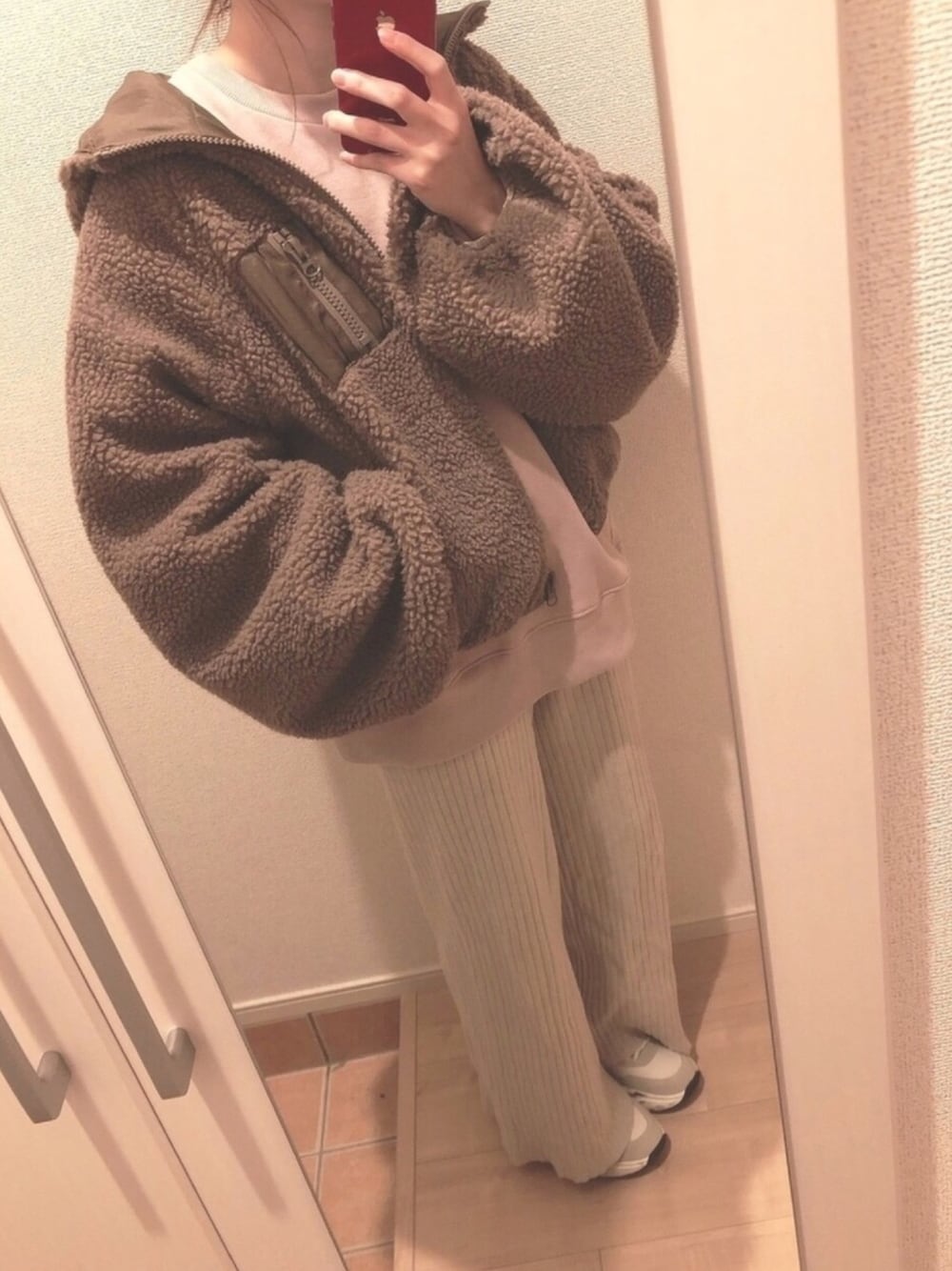 「冬、お洒落さんとつながりたい、ラクチンコーデ、スニーカー、ワイドパンツ、スウェット、モコモコアウター、ママコーデ、プチプラ、年末WEAR感謝祭」｜「apres jourのもこもこフードボアブルゾン【ZOZOTOWN限定アイテム】（ブルゾン、ブラウン系）」を使った、𝕡𝕪𝕠𝕟 ⋆⑅さん（レディース・152cm）の冬コーディネートの1枚目の写真