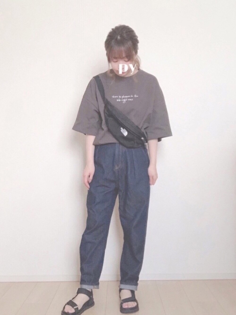 ブルー系のパンツ、ブラック系のサンダル、ブラック系のTシャツ/カットソーを着用したレディースの春コーディネートの1枚目の写真